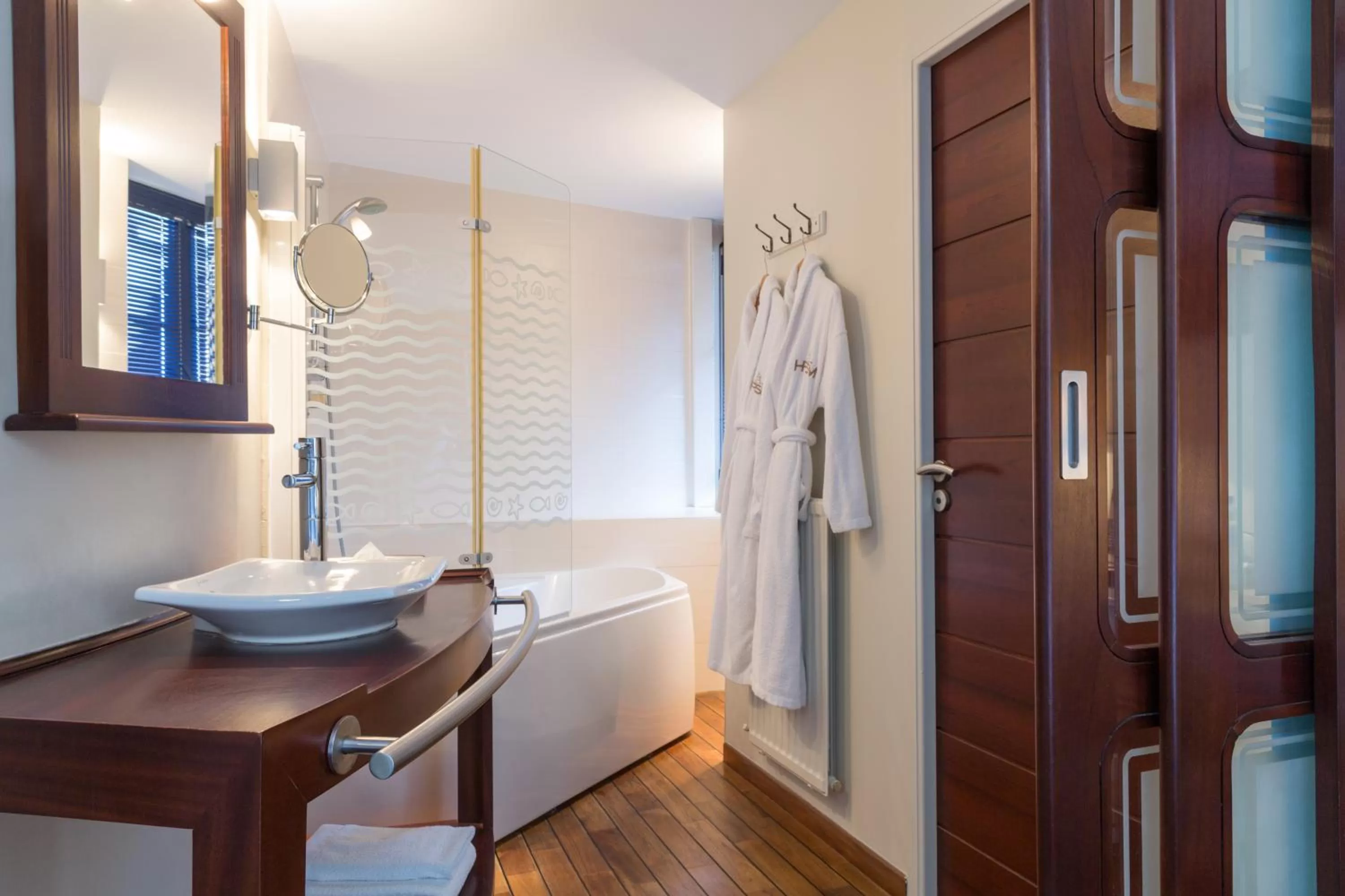 Bathroom in Hostellerie de la Pointe Saint-Mathieu - SPA & Restaurant