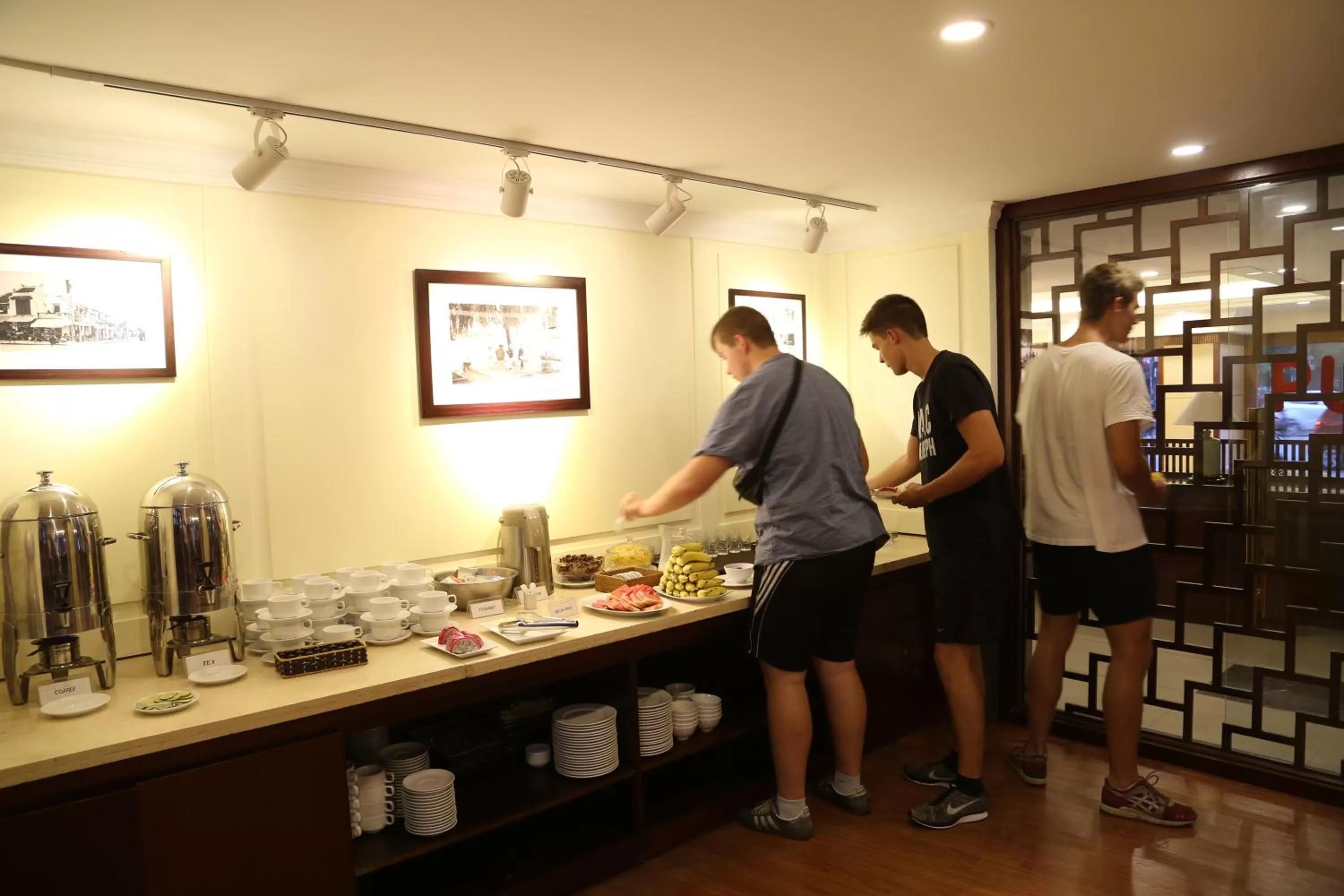 Restaurant/Places to Eat in Mon Regency Hotel