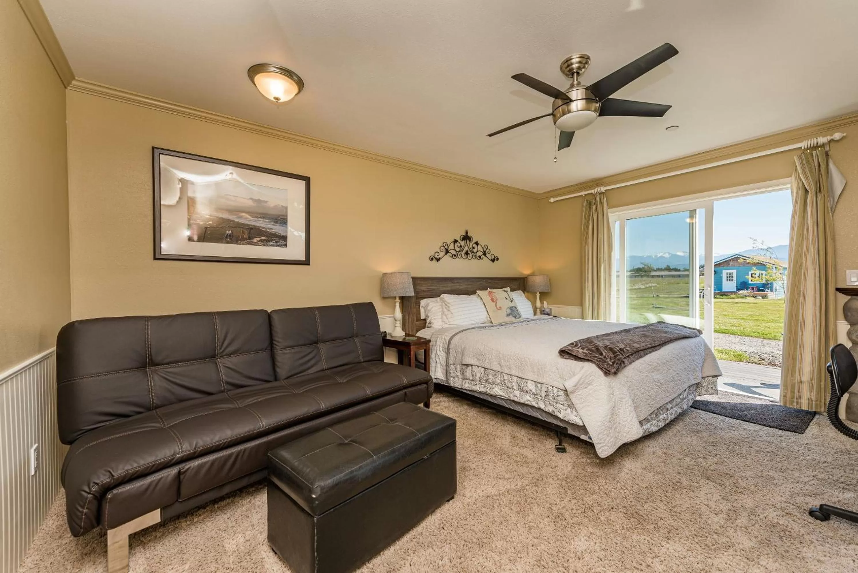 Living room, Bed in Juan de Fuca Waterfront Hotel & Cottages