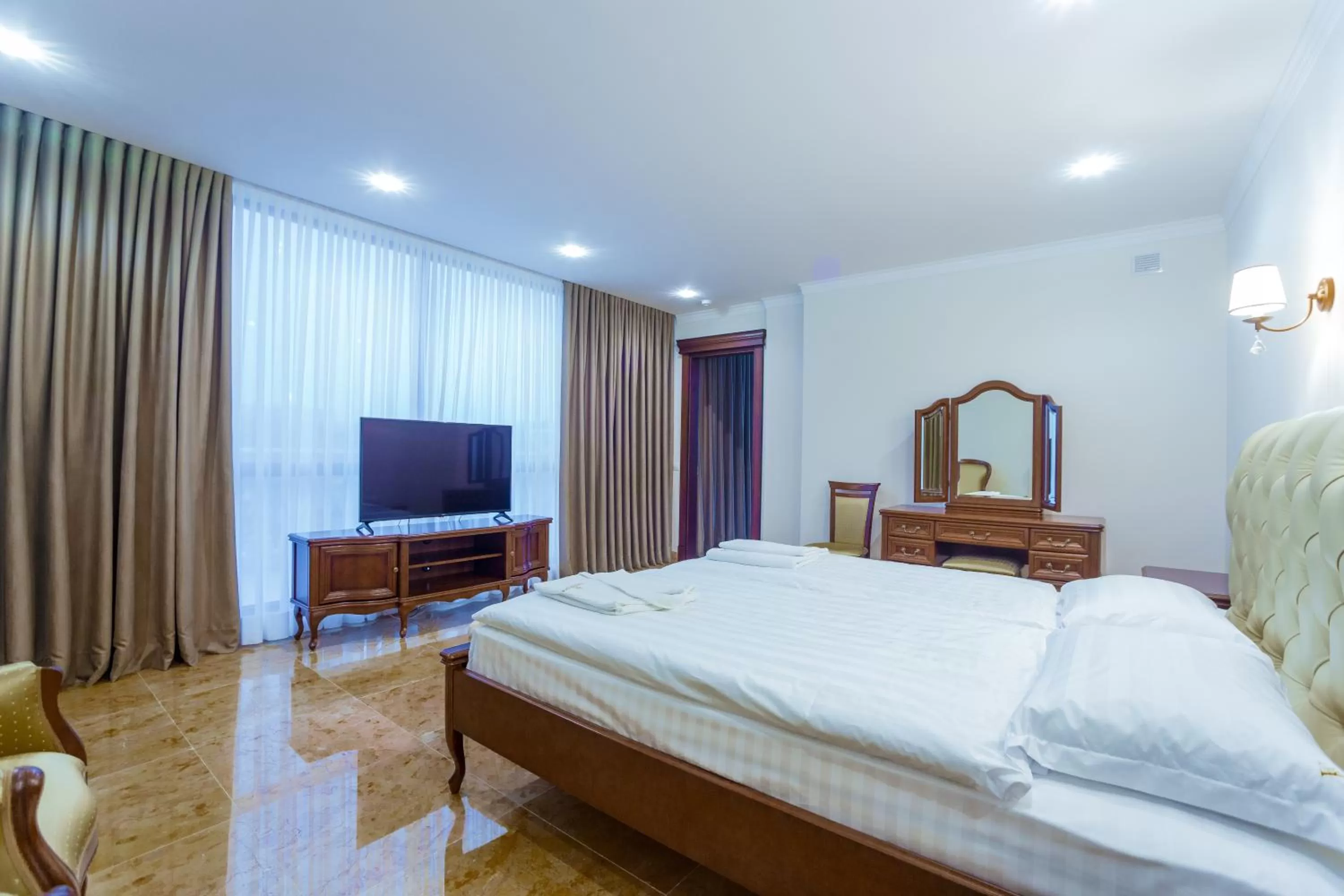 TV and multimedia, Bed in Ambassador Hotel