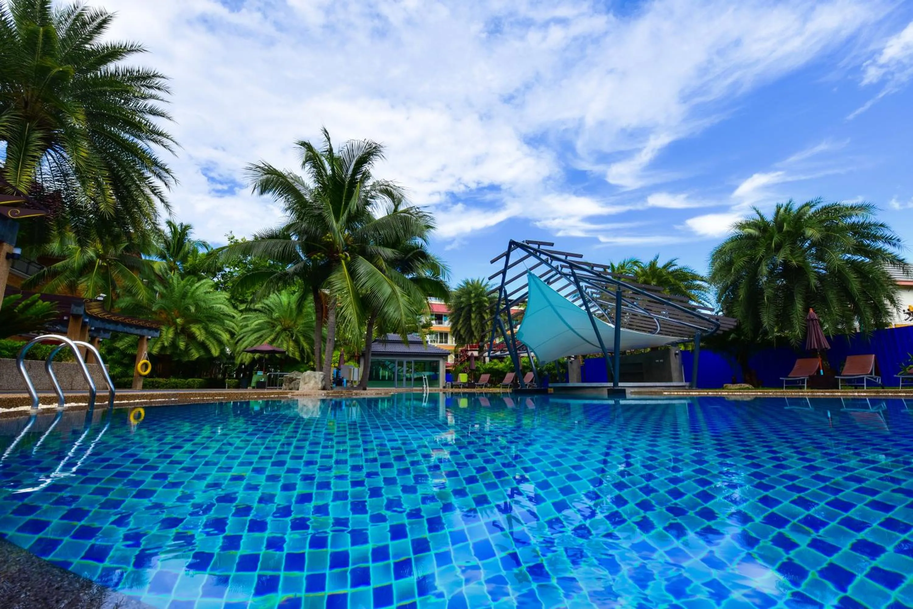 Swimming pool in R-Mar Resort and Spa Patong, Phuket
