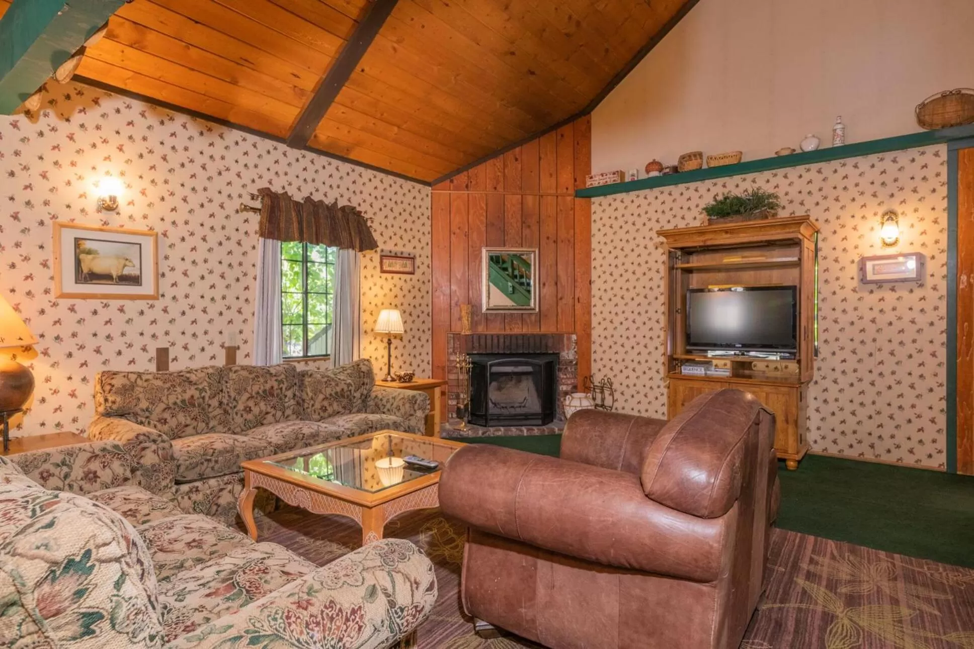 Photo of the whole room in Black Forest Lodge