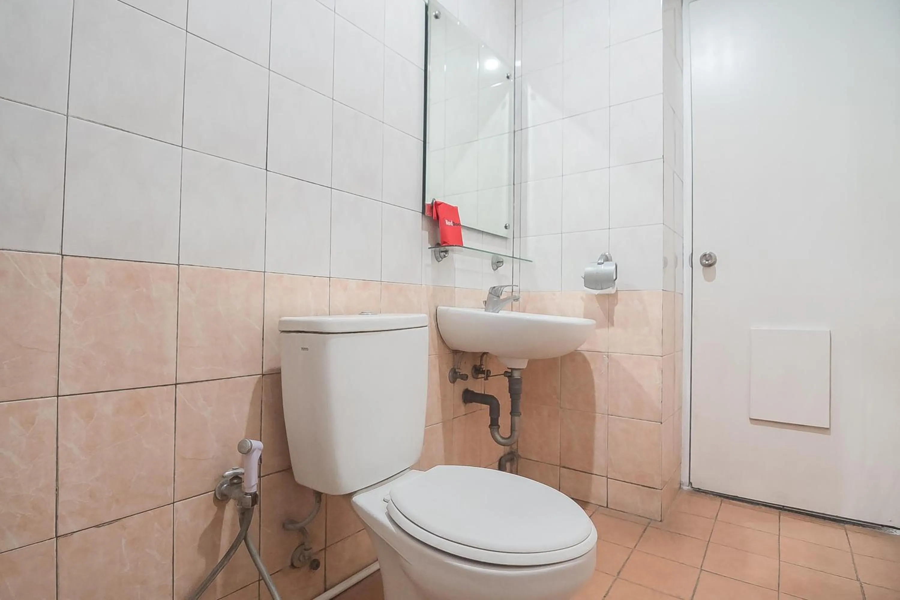Bathroom in RedDoorz at Amellia Pasteur Bandung