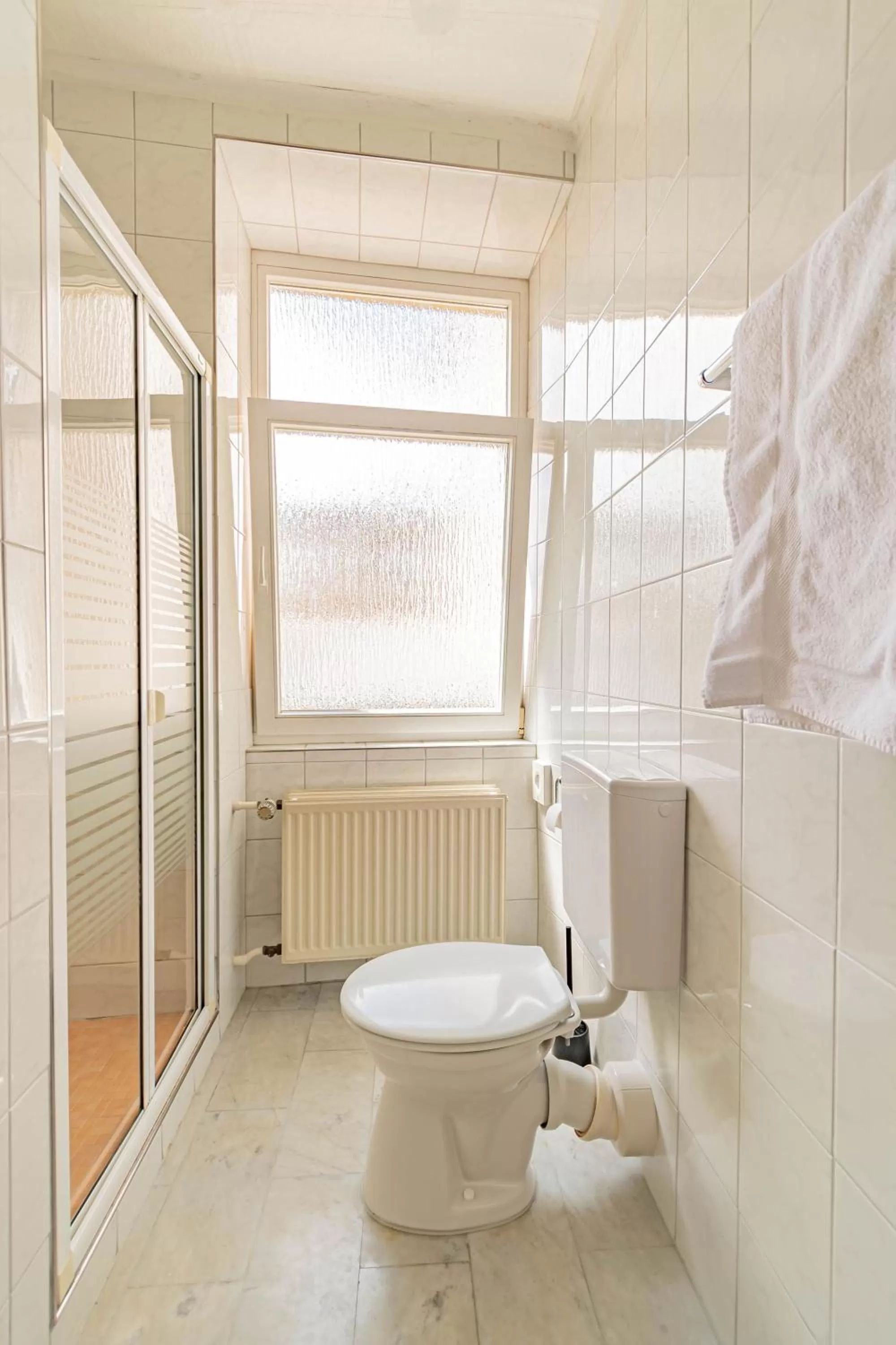 Toilet in Hôtel Le Petit Poète