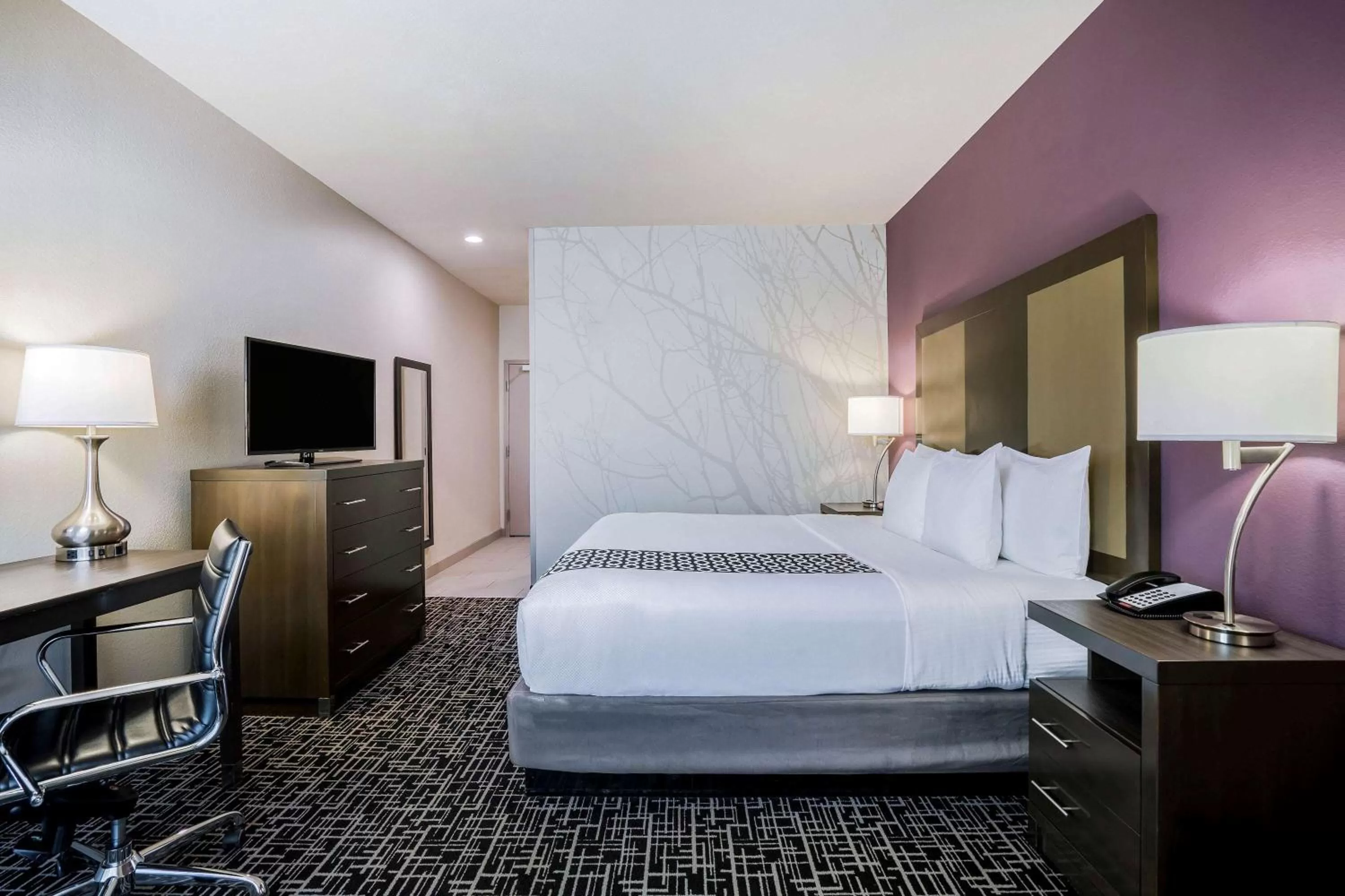 1 King Bed, Deluxe Mobility Accessible Room, Bathtub w/ Grab Bars, Non-Smoking in La Quinta by Wyndham Houston Cypress