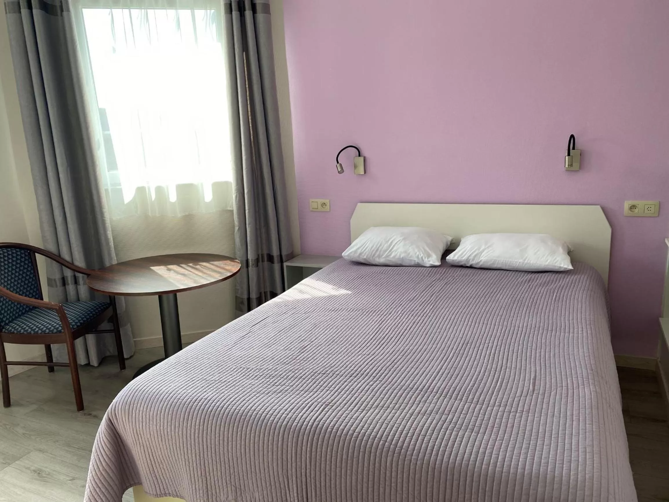 Bedroom, Bed in Hôtel Les Acteurs