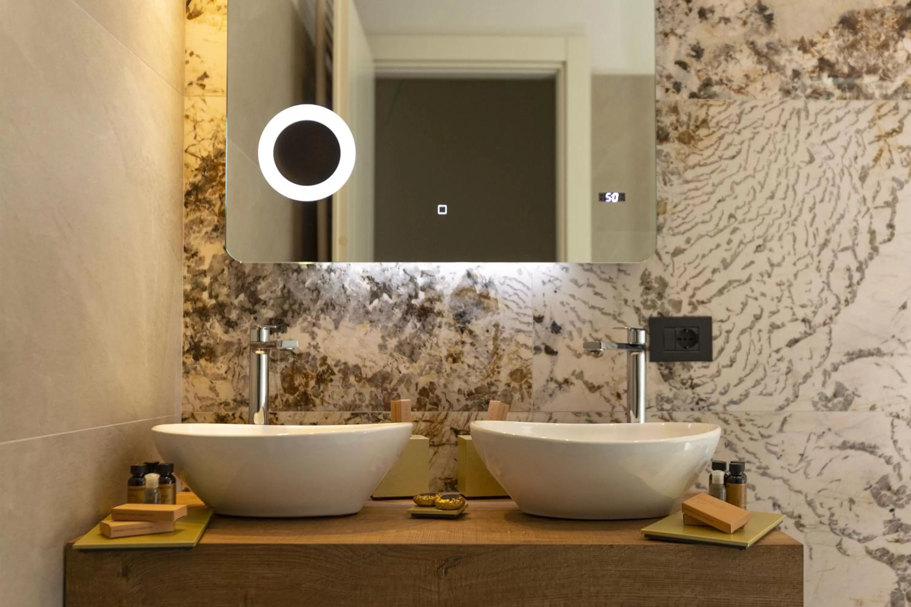 Bathroom in Donna Vì Hotel