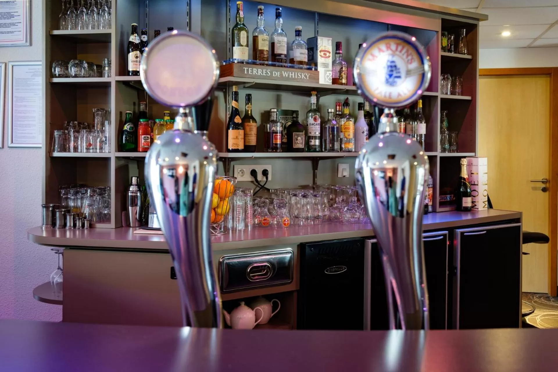 Lounge or bar in The Originals City, Hôtel Acadine, Le Neubourg