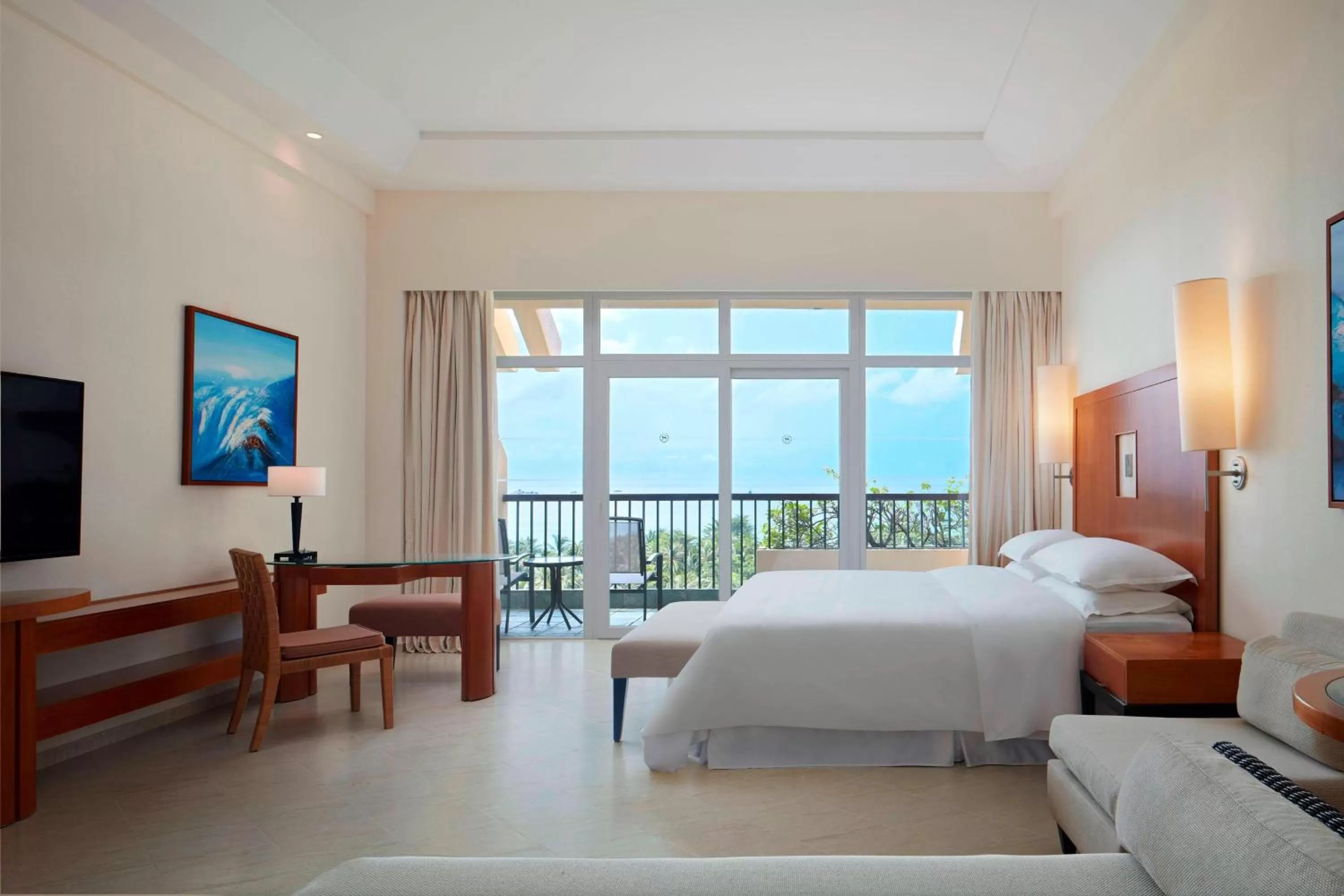 Photo of the whole room, Bed in Sheraton Sanya Yalong Bay Resort