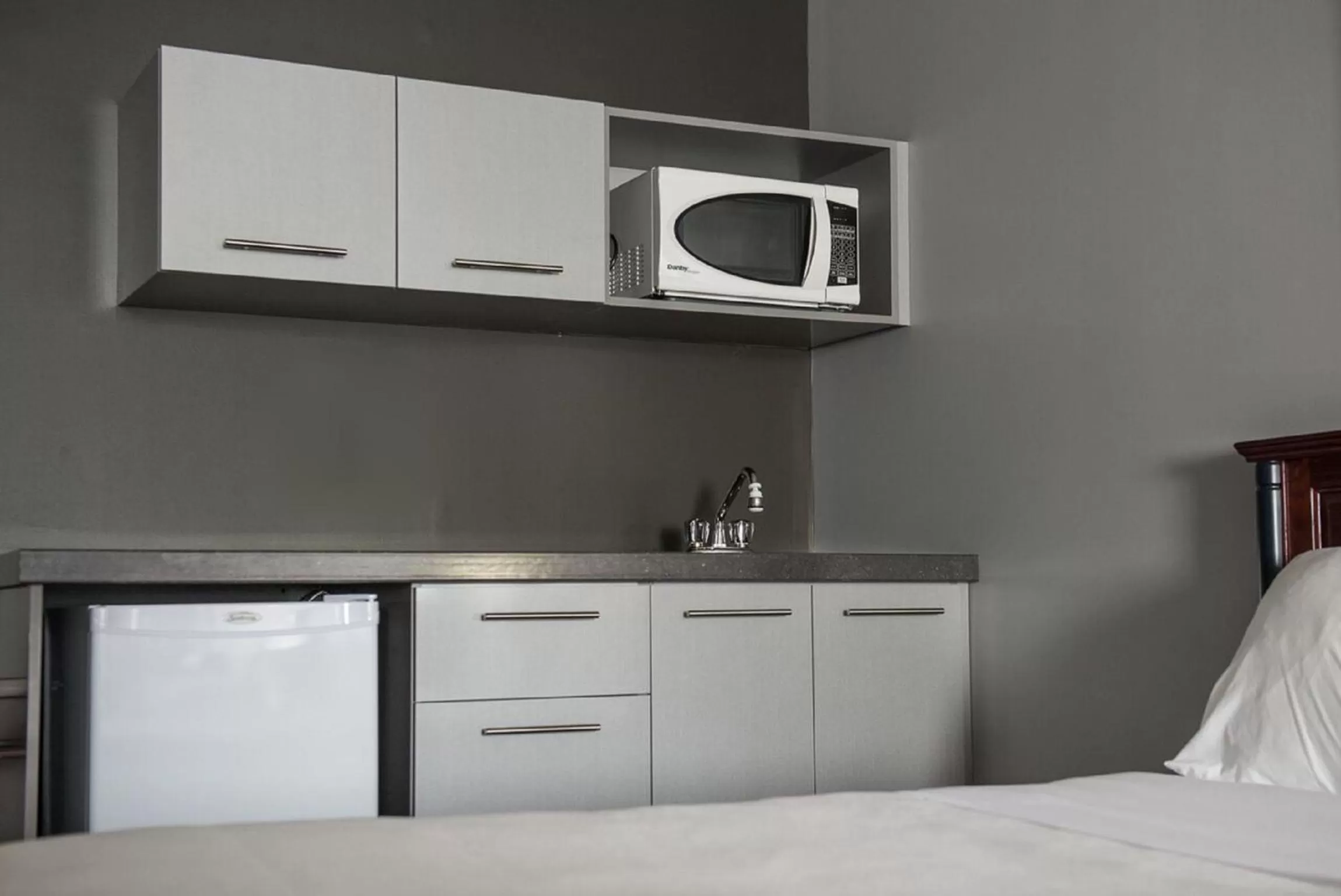 Kitchen or kitchenette, Bed in Travelodge by Wyndham Alma