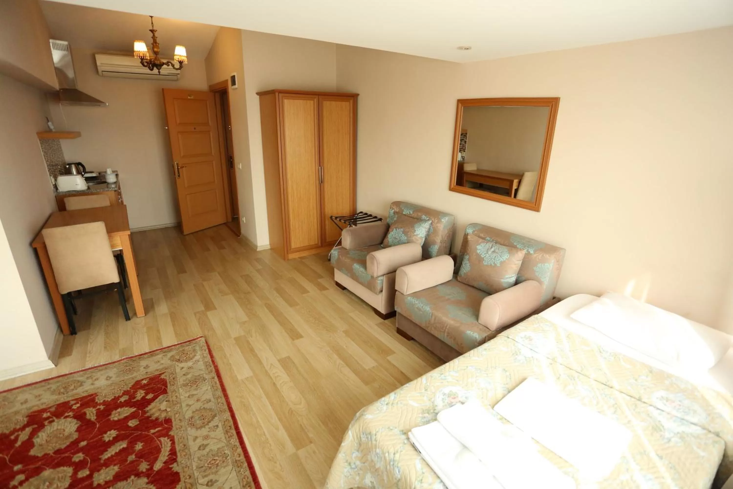 Seating area, Bed in Hotel Tashkonak Istanbul