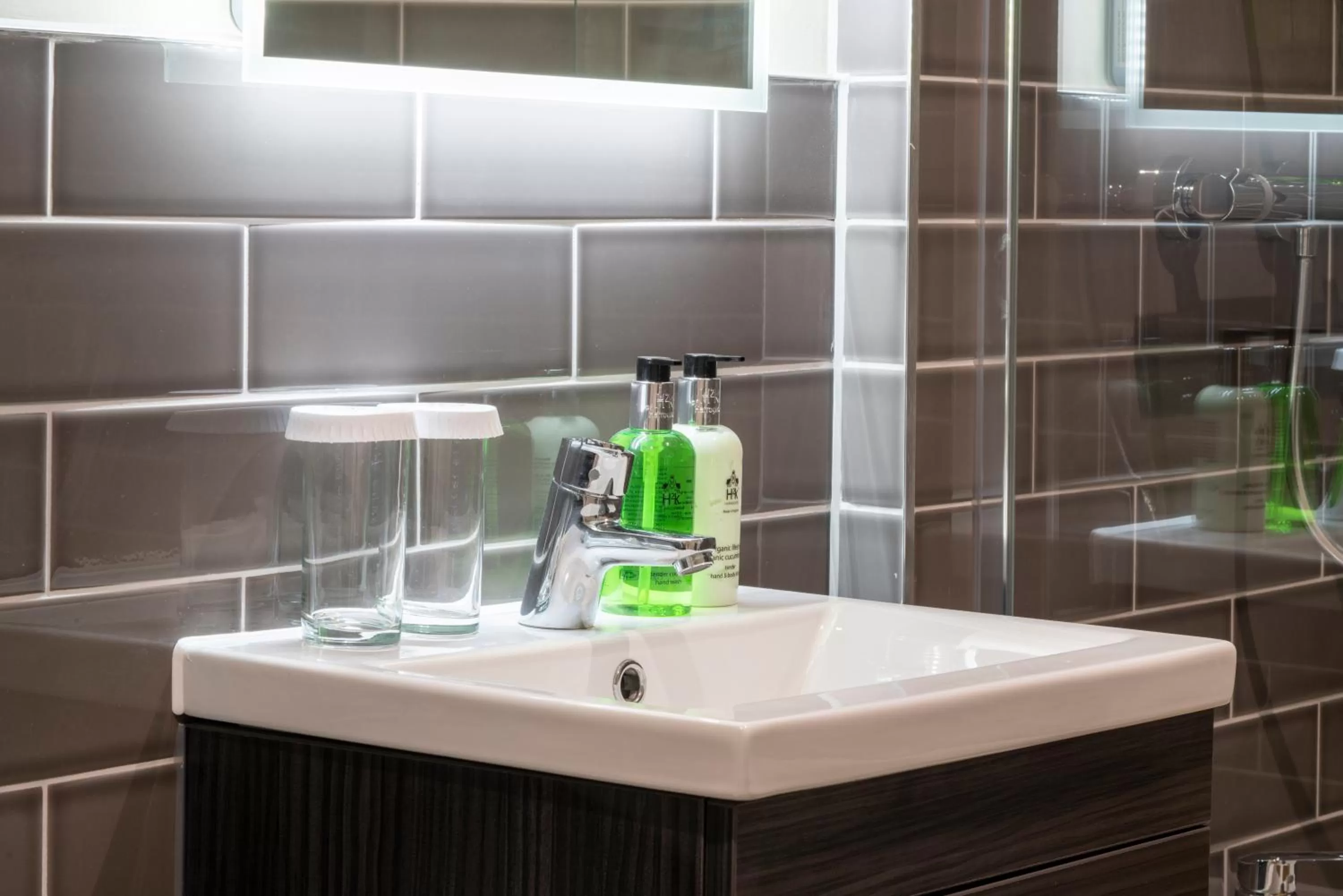 Bathroom in The George Hotel, Amesbury, Wiltshire - The Coaching Inn Group