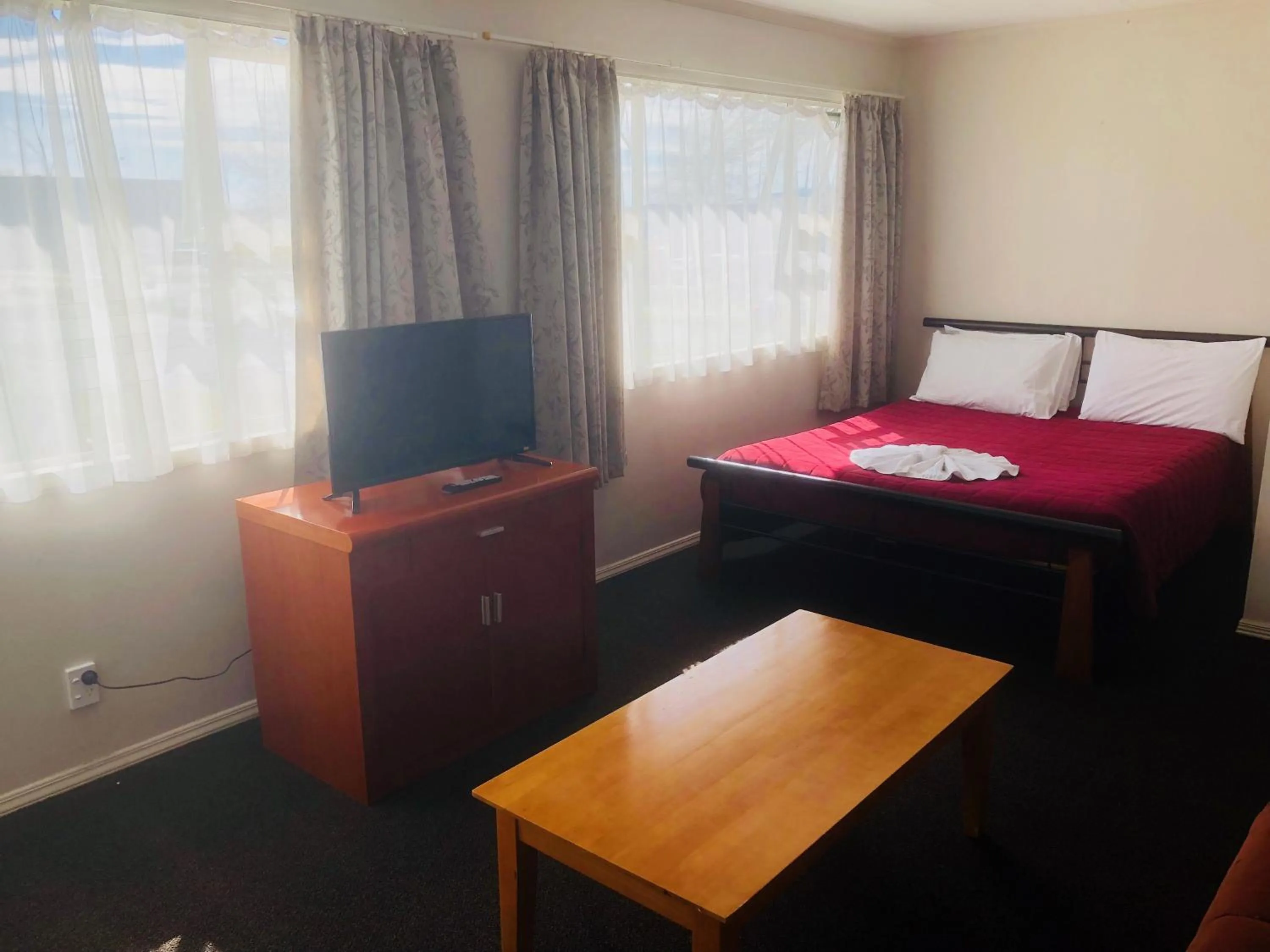 Bed in Gateway International Motel