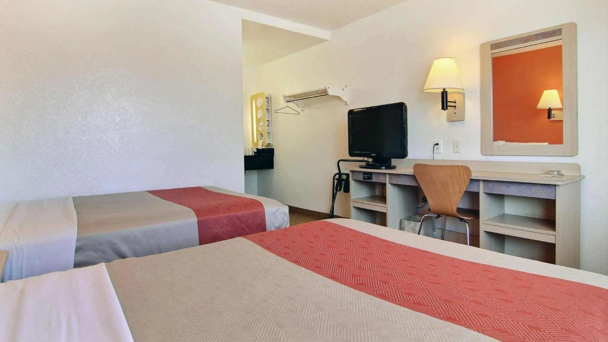 TV and multimedia, Bed in Motel 6-San Angelo, TX