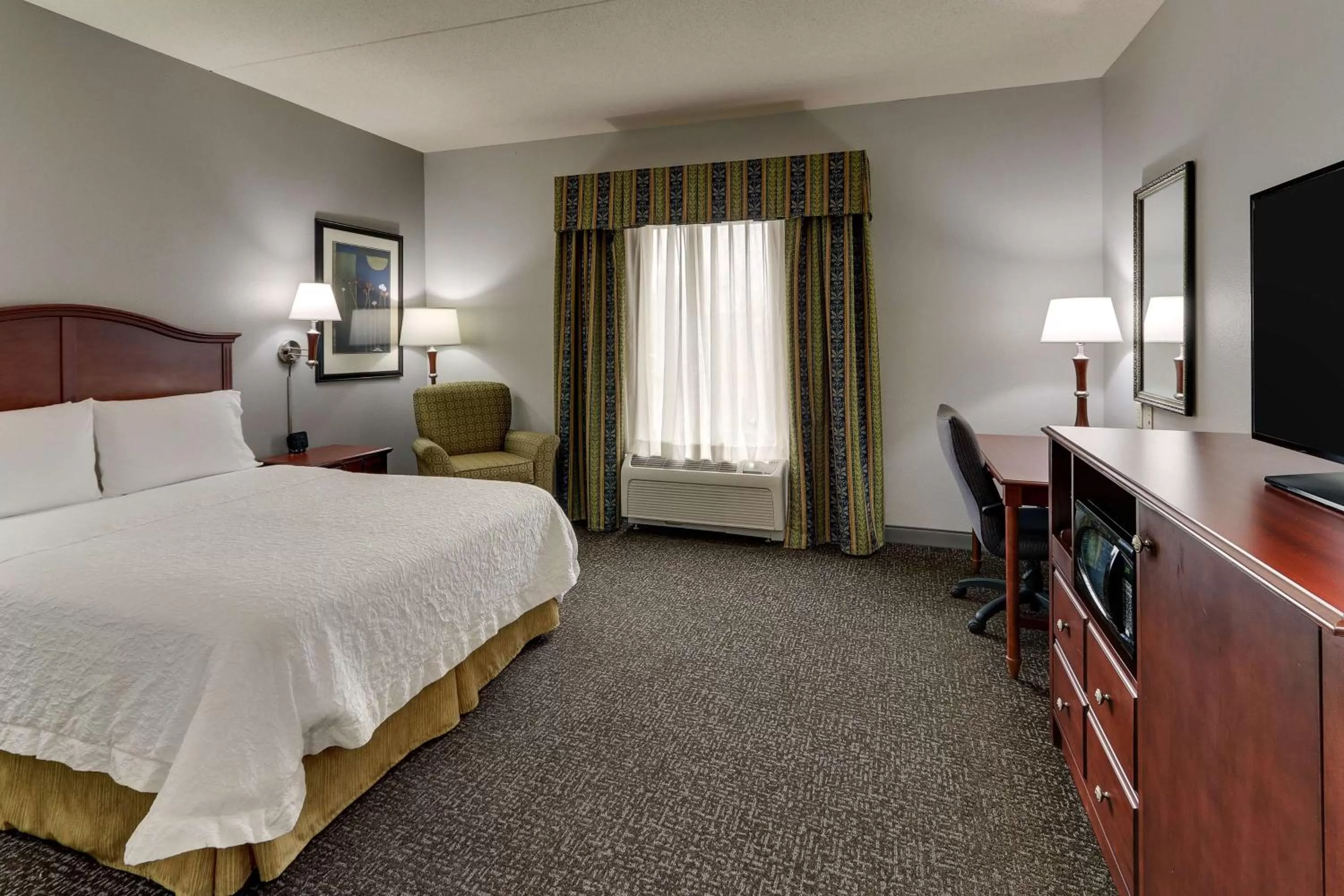 Bedroom, Bed in Hampton Inn & Suites Indianapolis-Airport