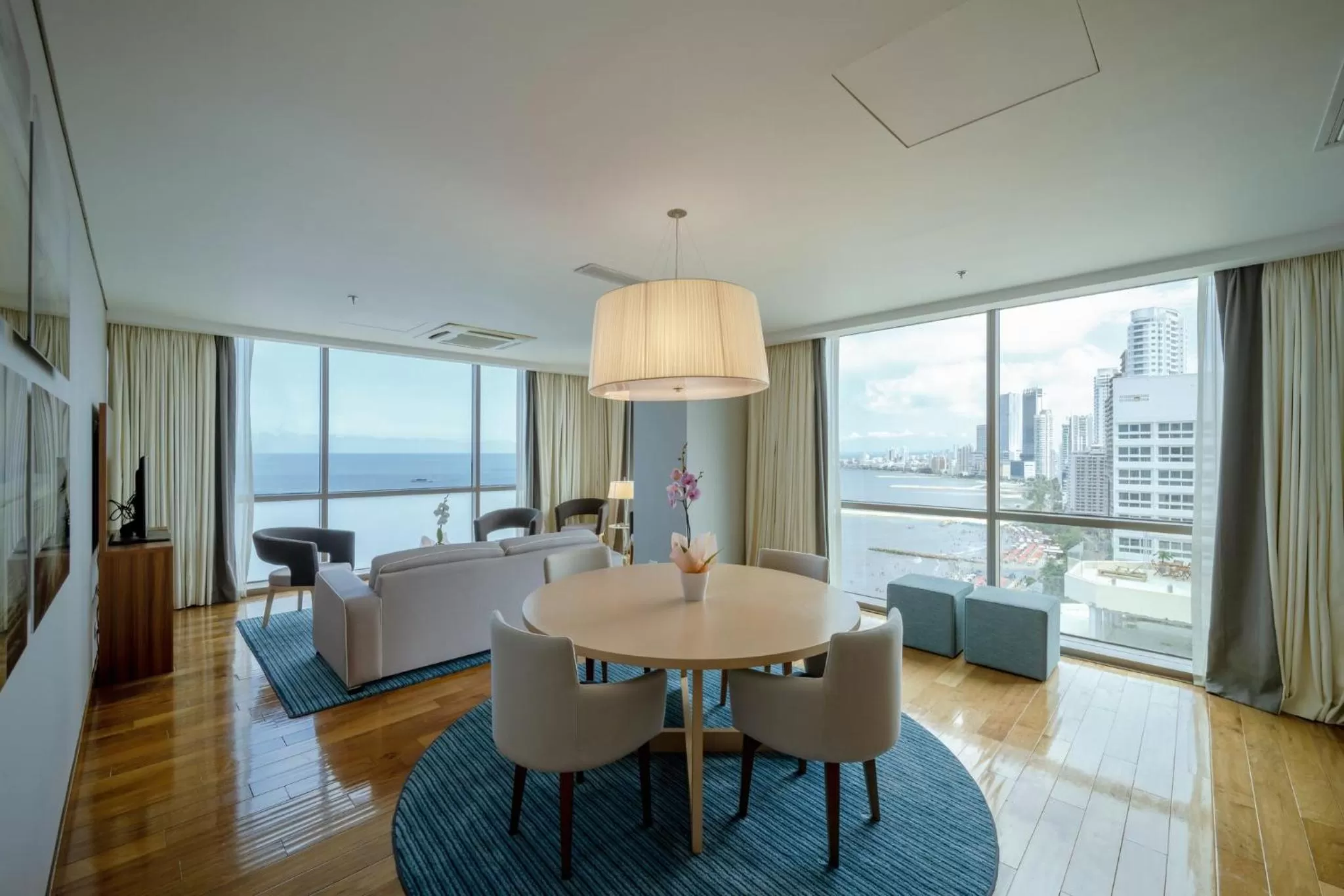 Photo of the whole room in Hotel InterContinental Cartagena by IHG