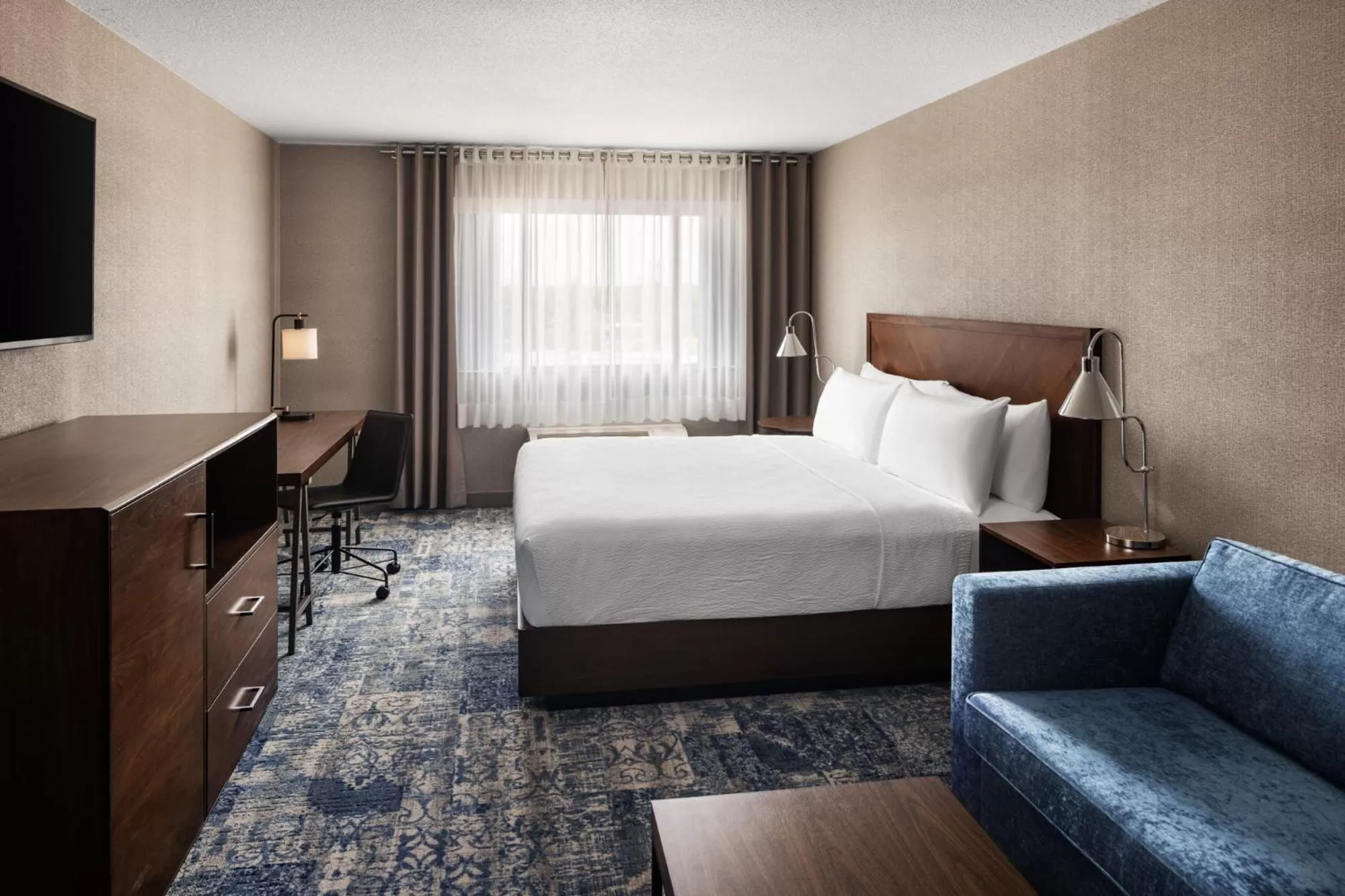 Bedroom, Bed in Four Points by Sheraton Edmonton South