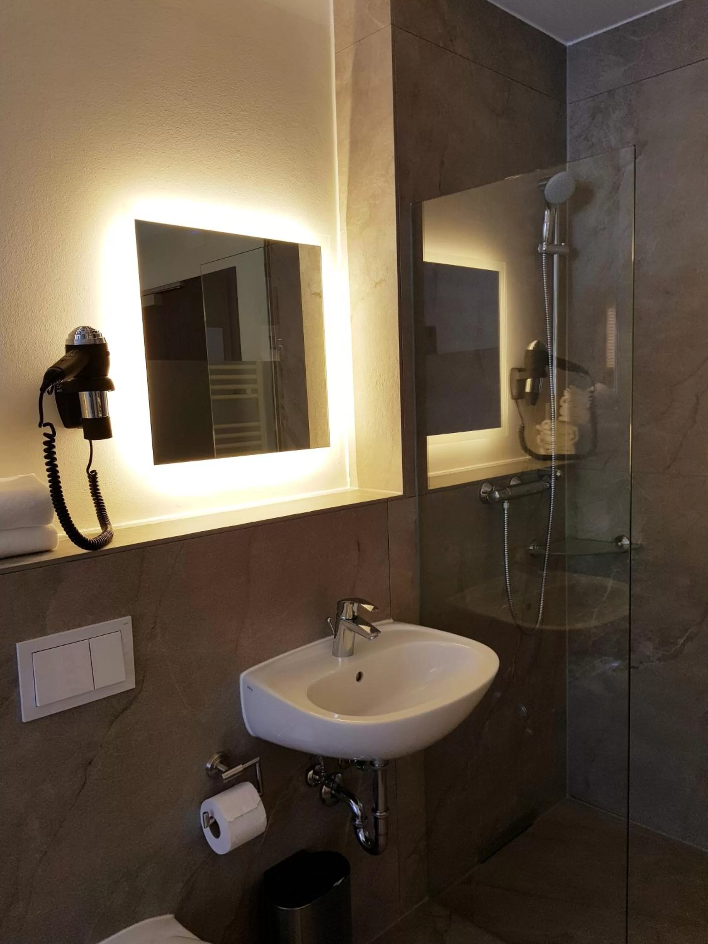 Shower in Hotel am Kurpark