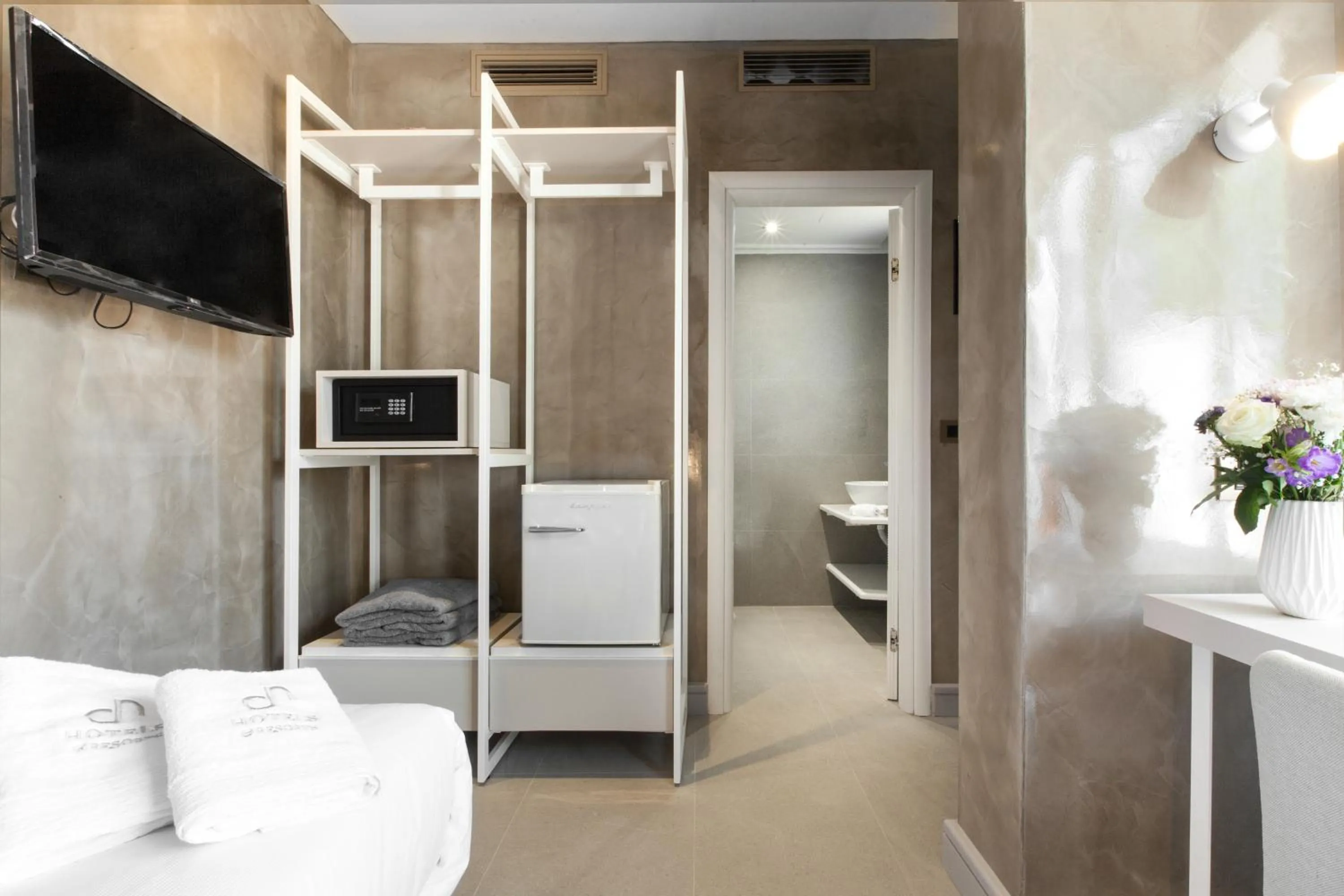 Bathroom, Bed in Garden City Resort