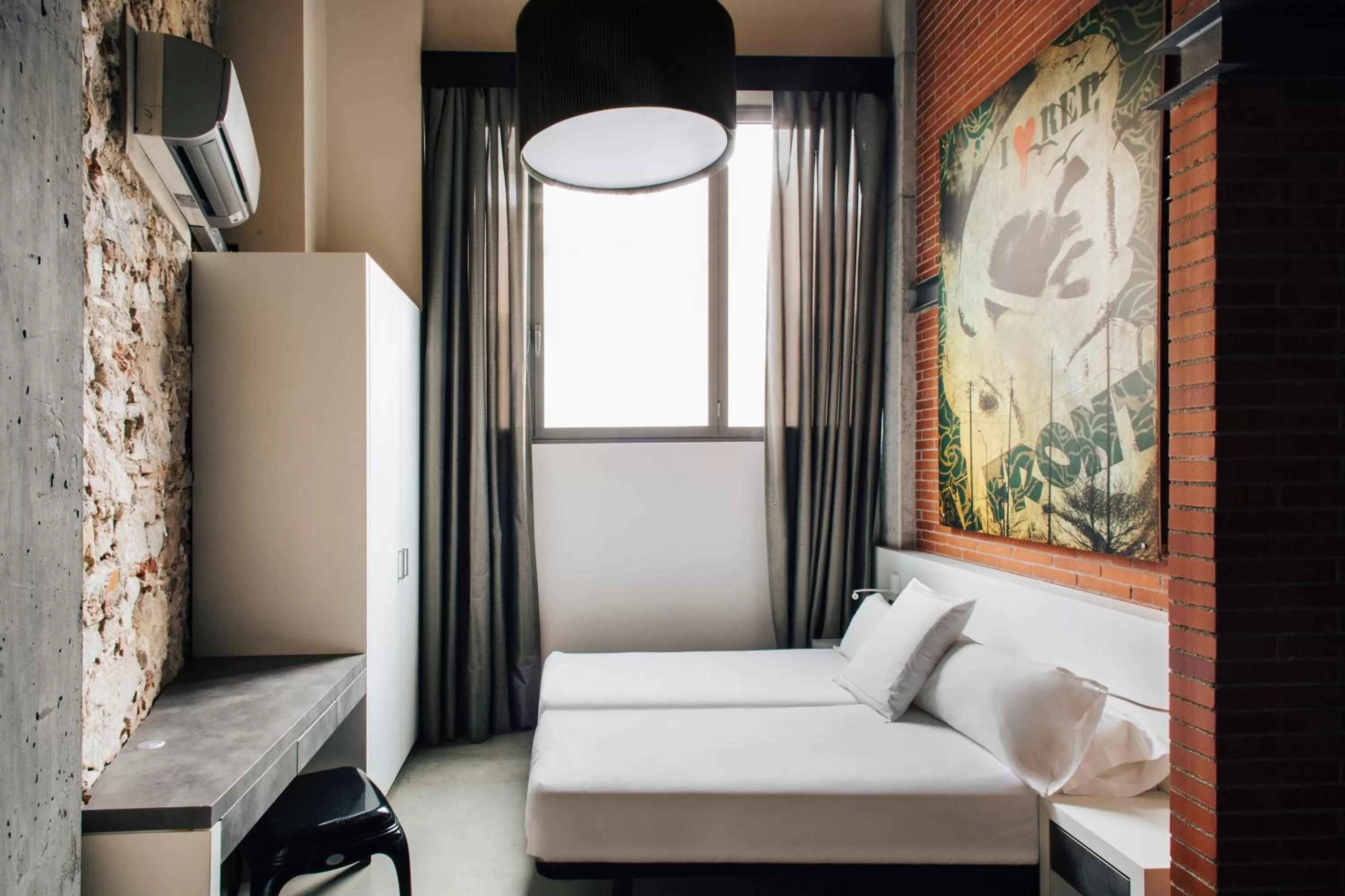 Bed in Barcelona Apartment Republica