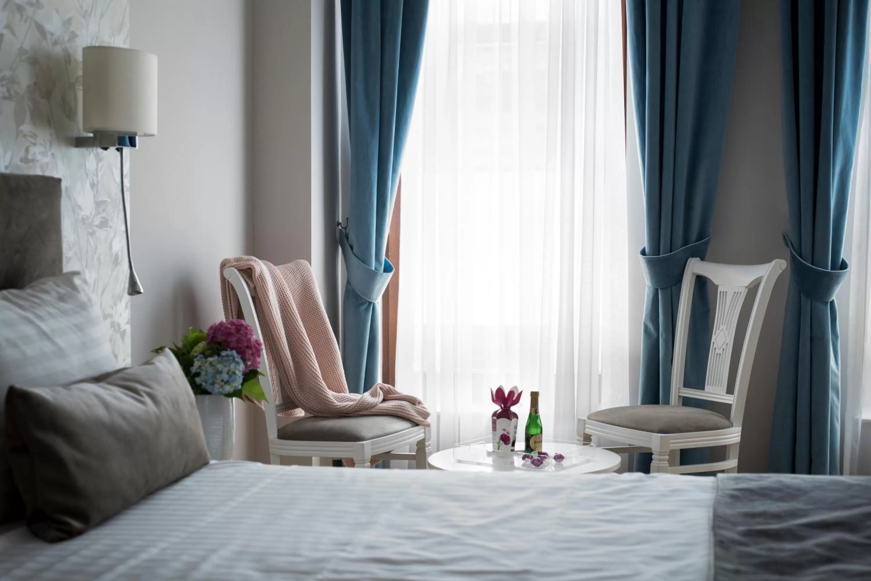 Bed in New Era Hotel Old Town Party Zone Bucharest- parking with fee nearby - NOT at the hotel !