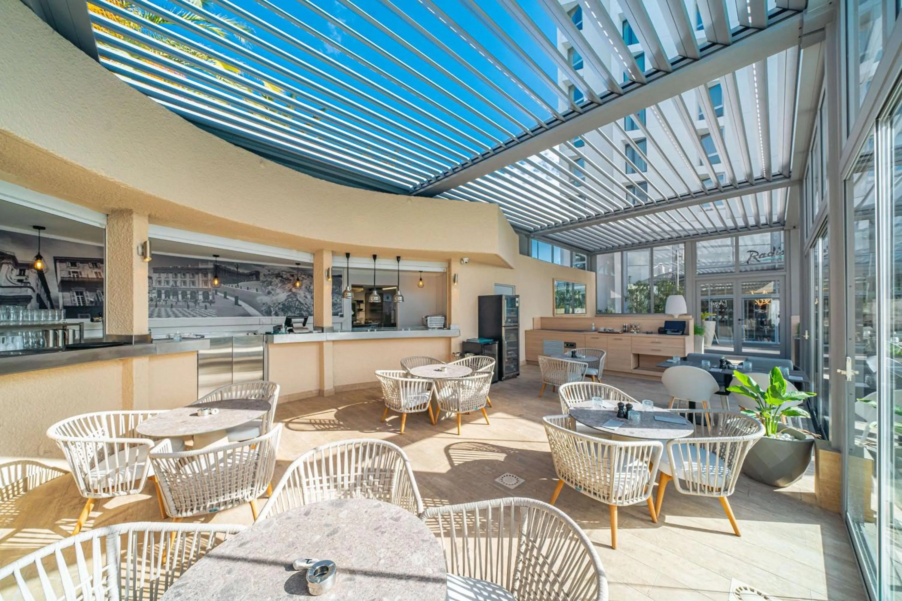 Restaurant/places to eat in Radisson Hotel Nice Airport