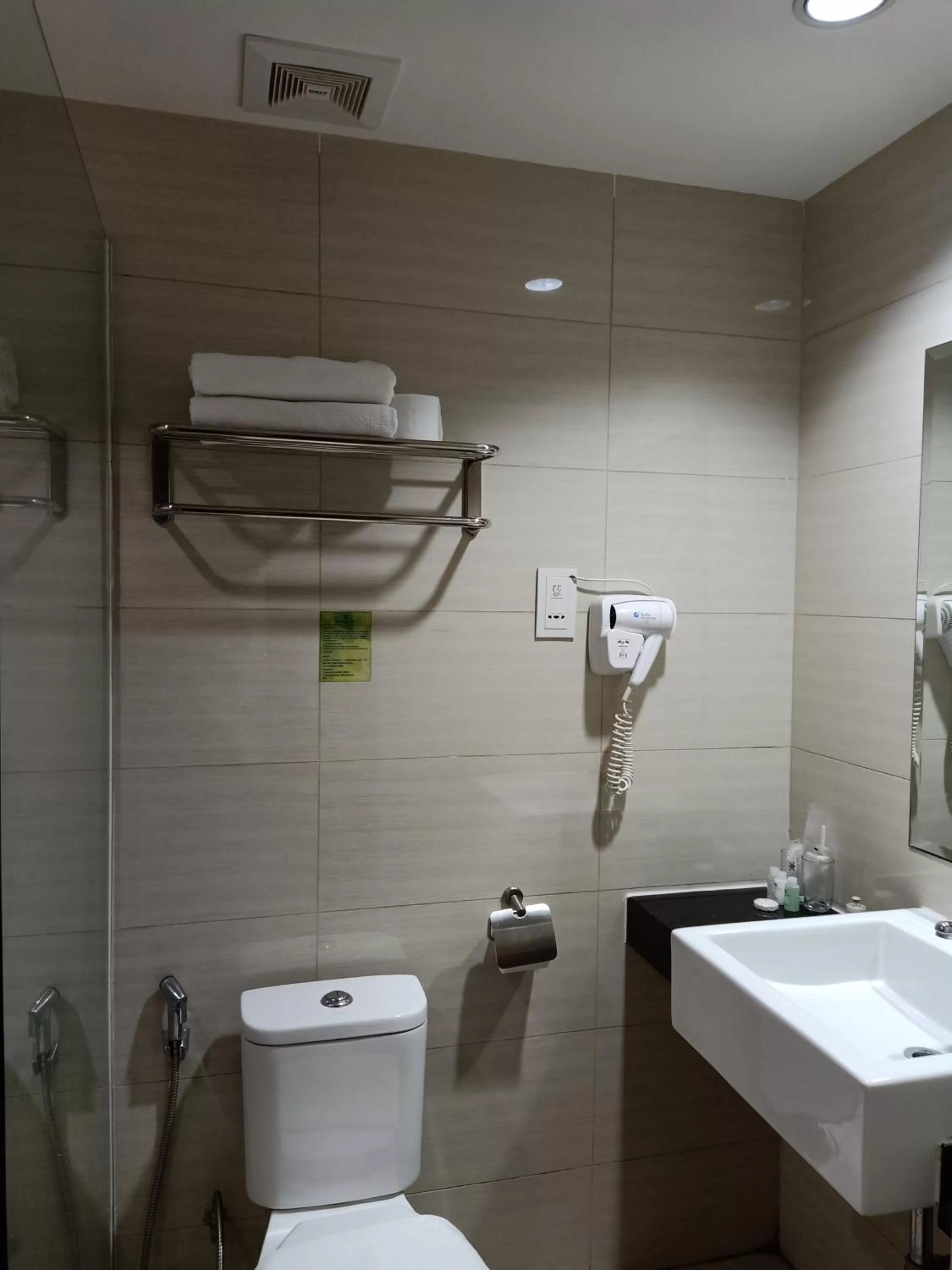 Toilet in Kinabalu Daya Hotel