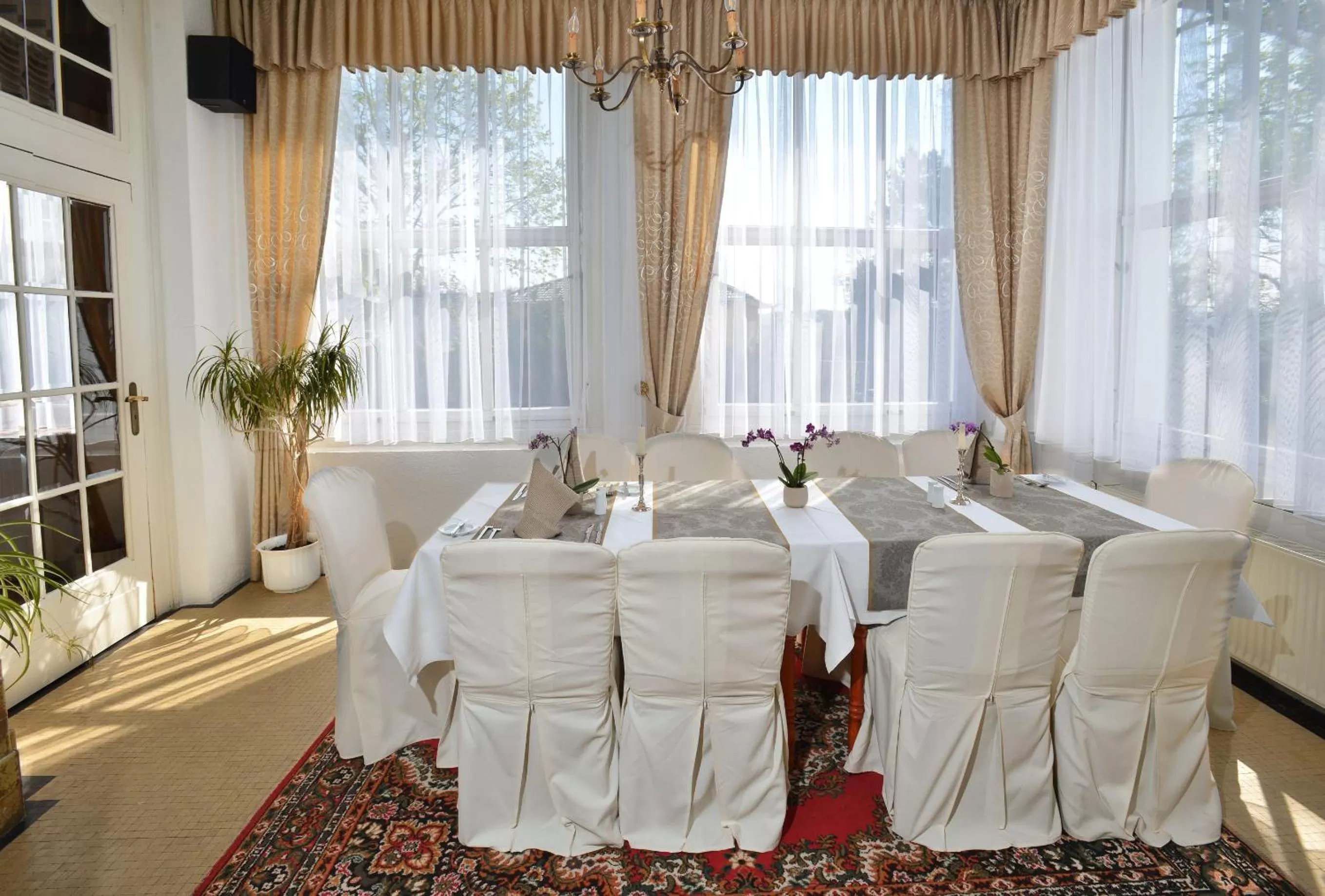 Restaurant/places to eat in Villa Oranien