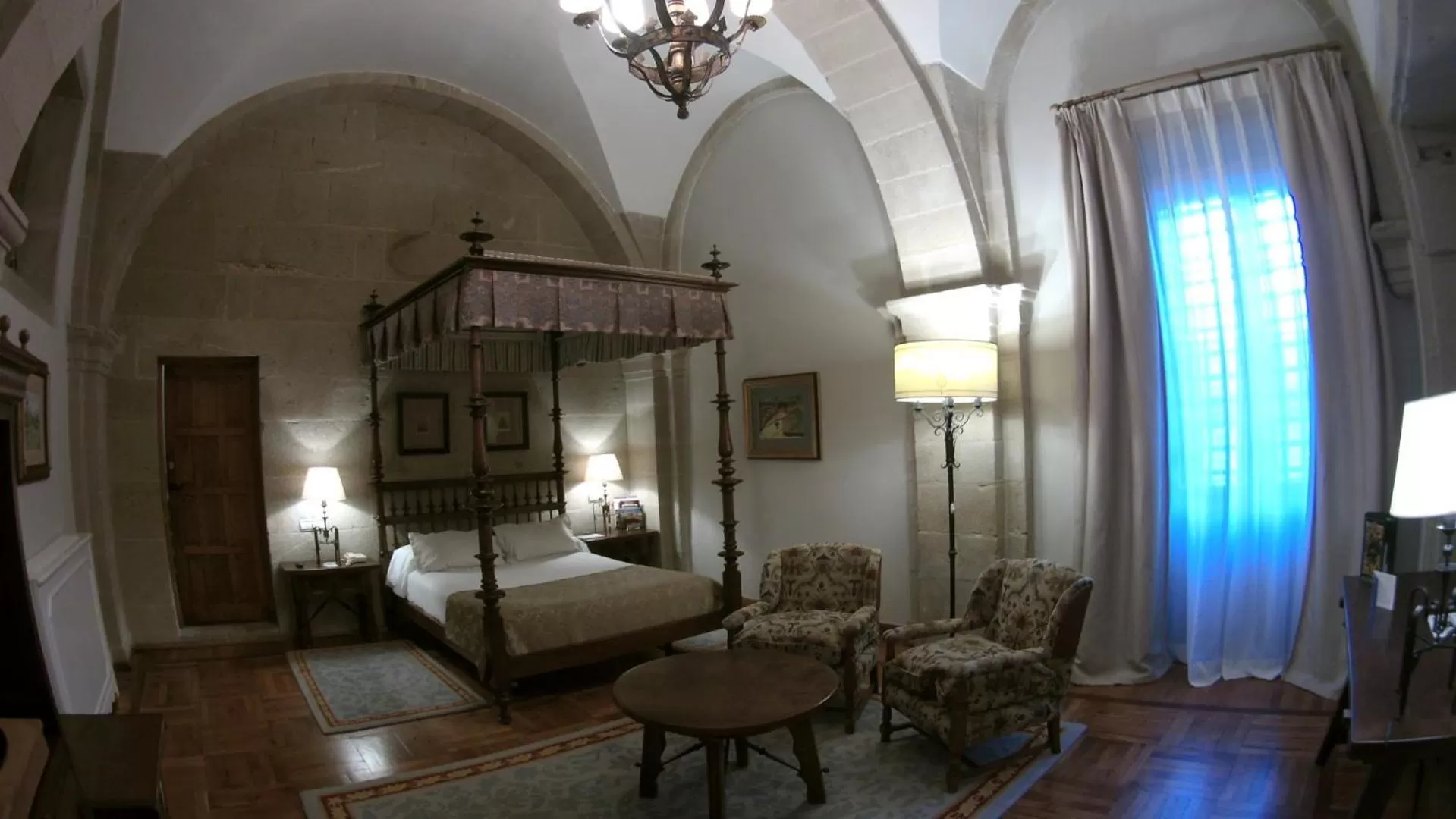 Photo of the whole room in Parador de Santiago - Hostal Reis Catolicos