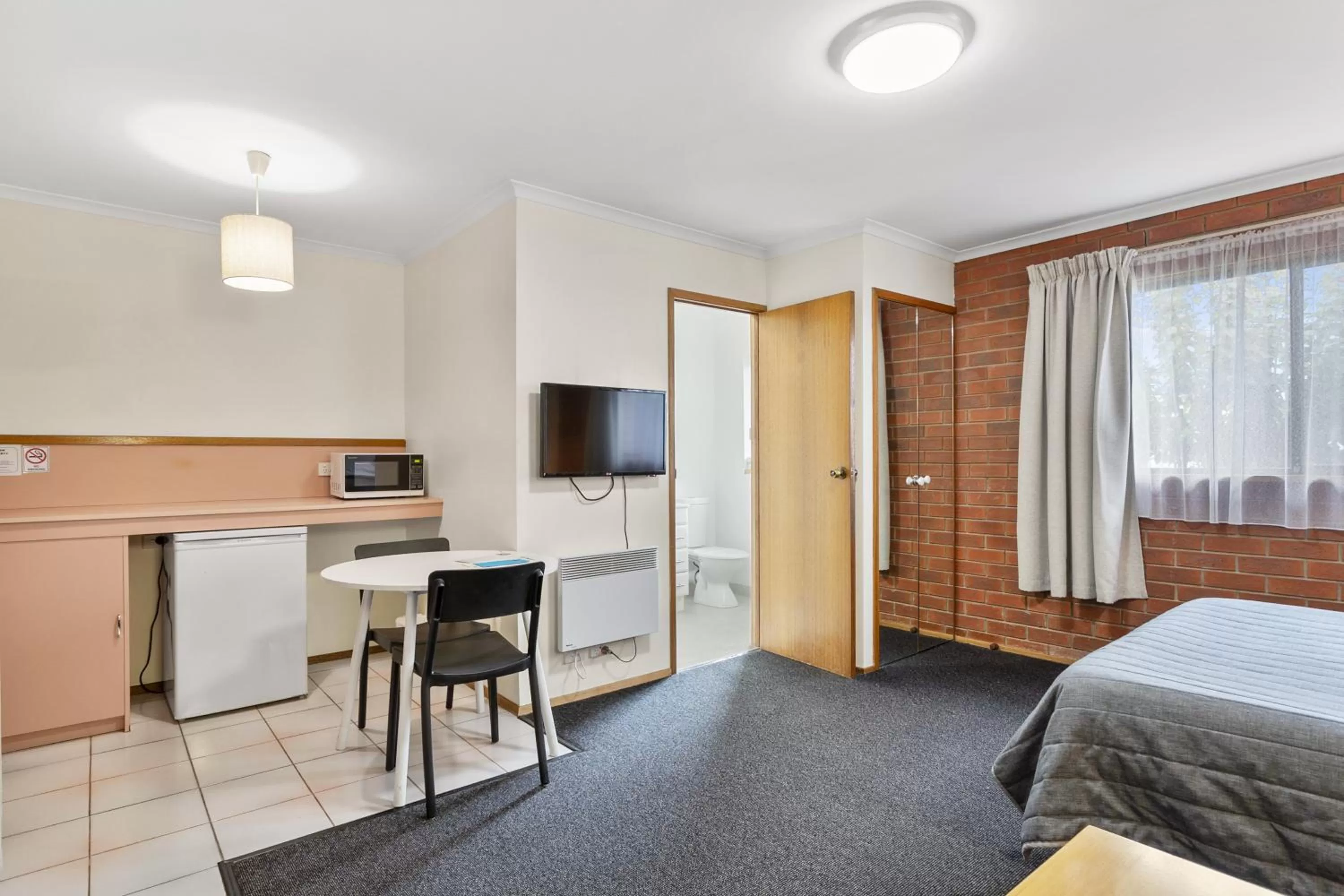 Photo of the whole room, Bed in Martin Cash Motel