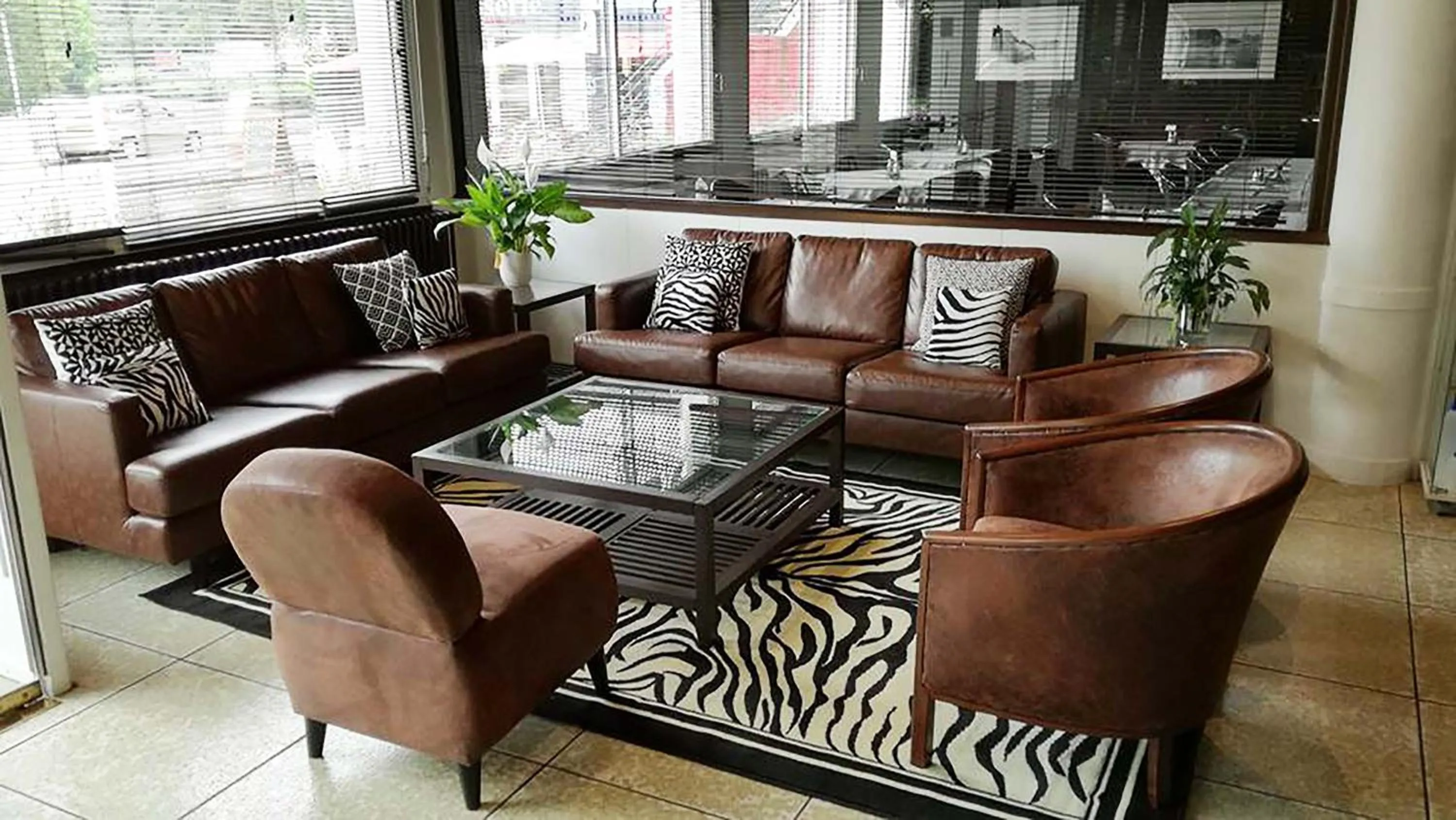 Communal lounge/ TV room in Adonis Lourdes - Notre Dame de la Sarte