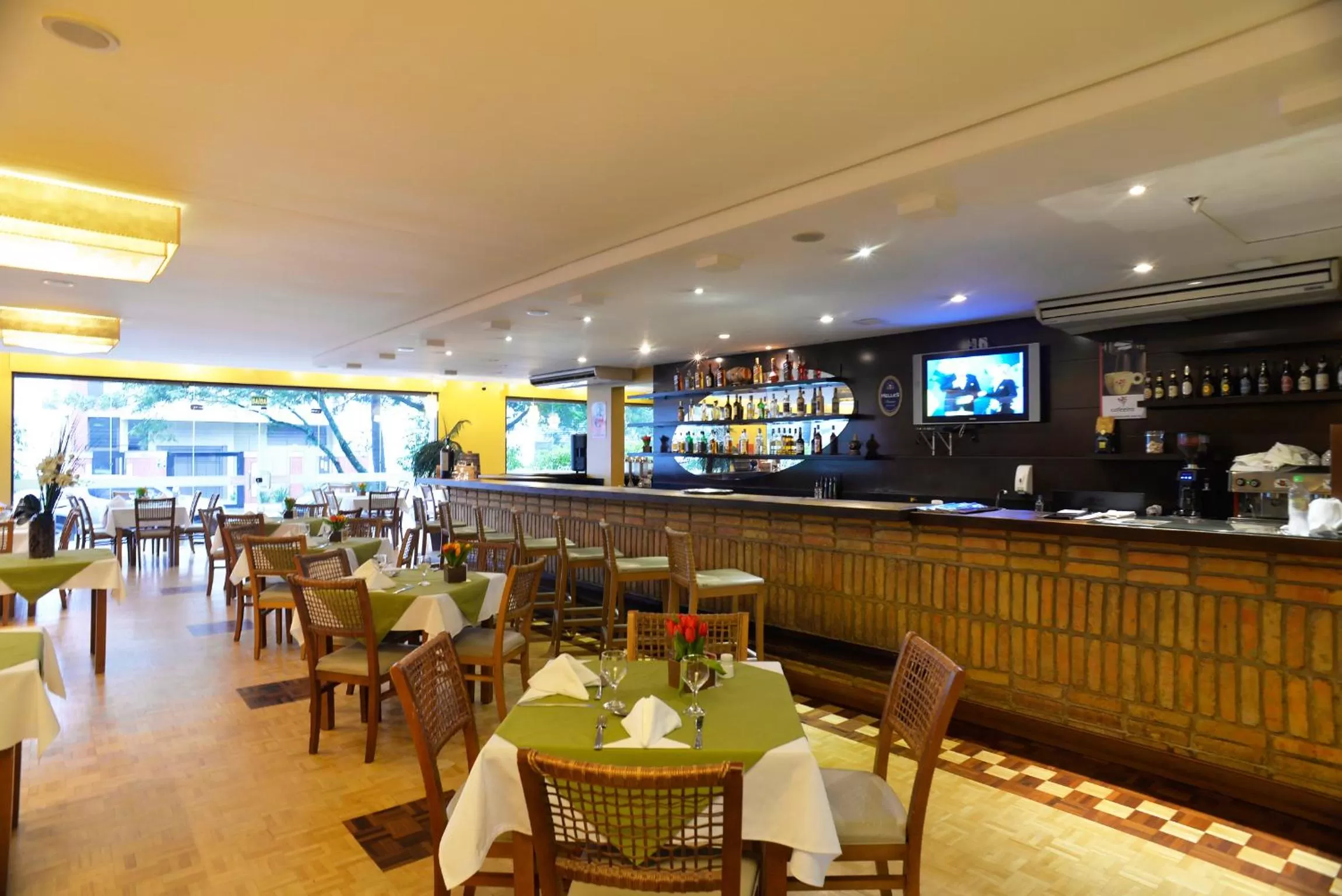 Restaurant/places to eat in Tri Hotel Executive Caxias