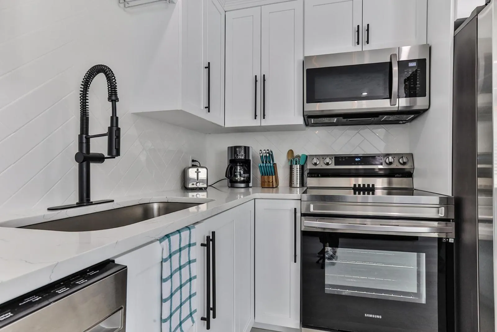 Kitchen or kitchenette in Coastal Waters