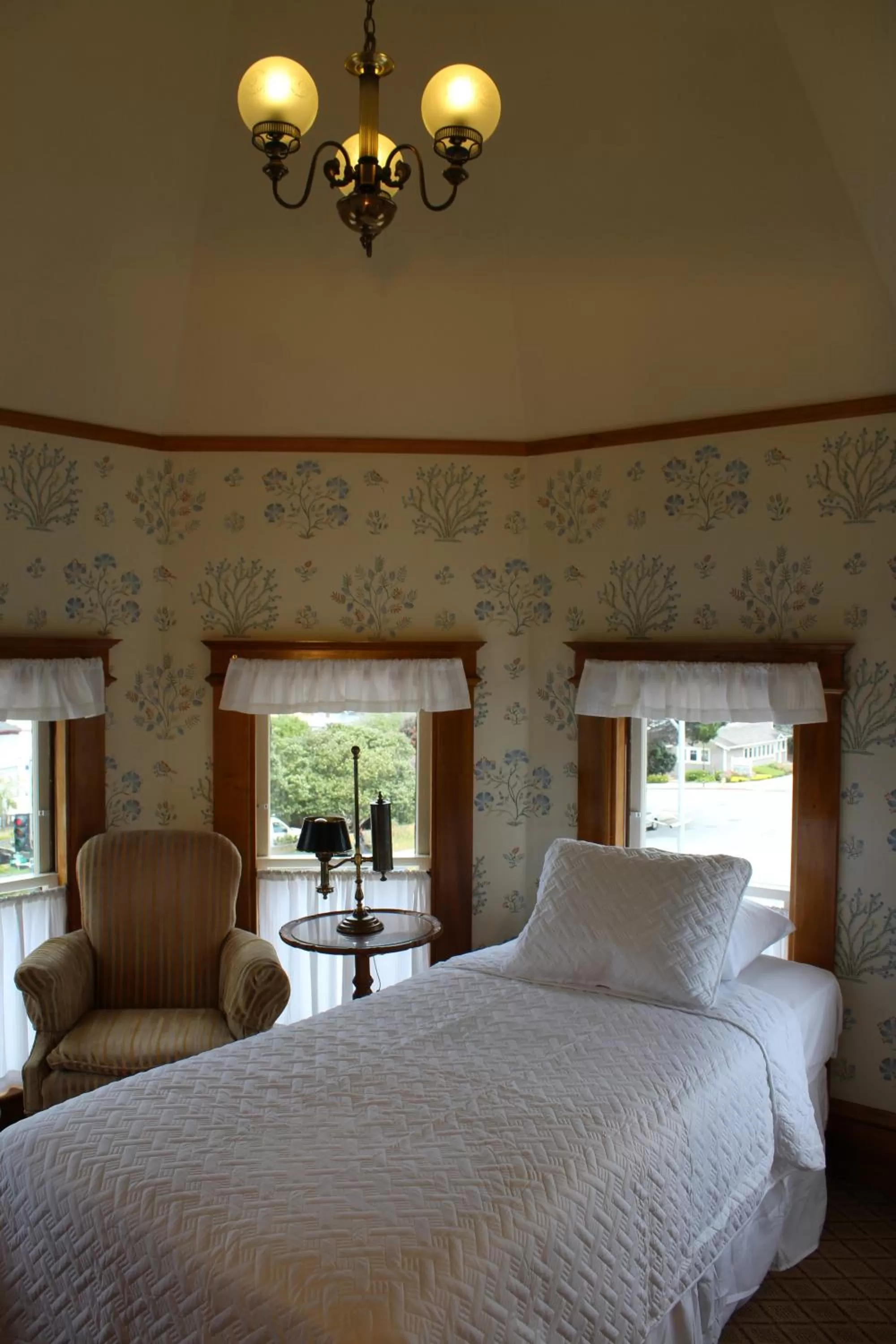 Bedroom, Bed in Pacific Grove Inn