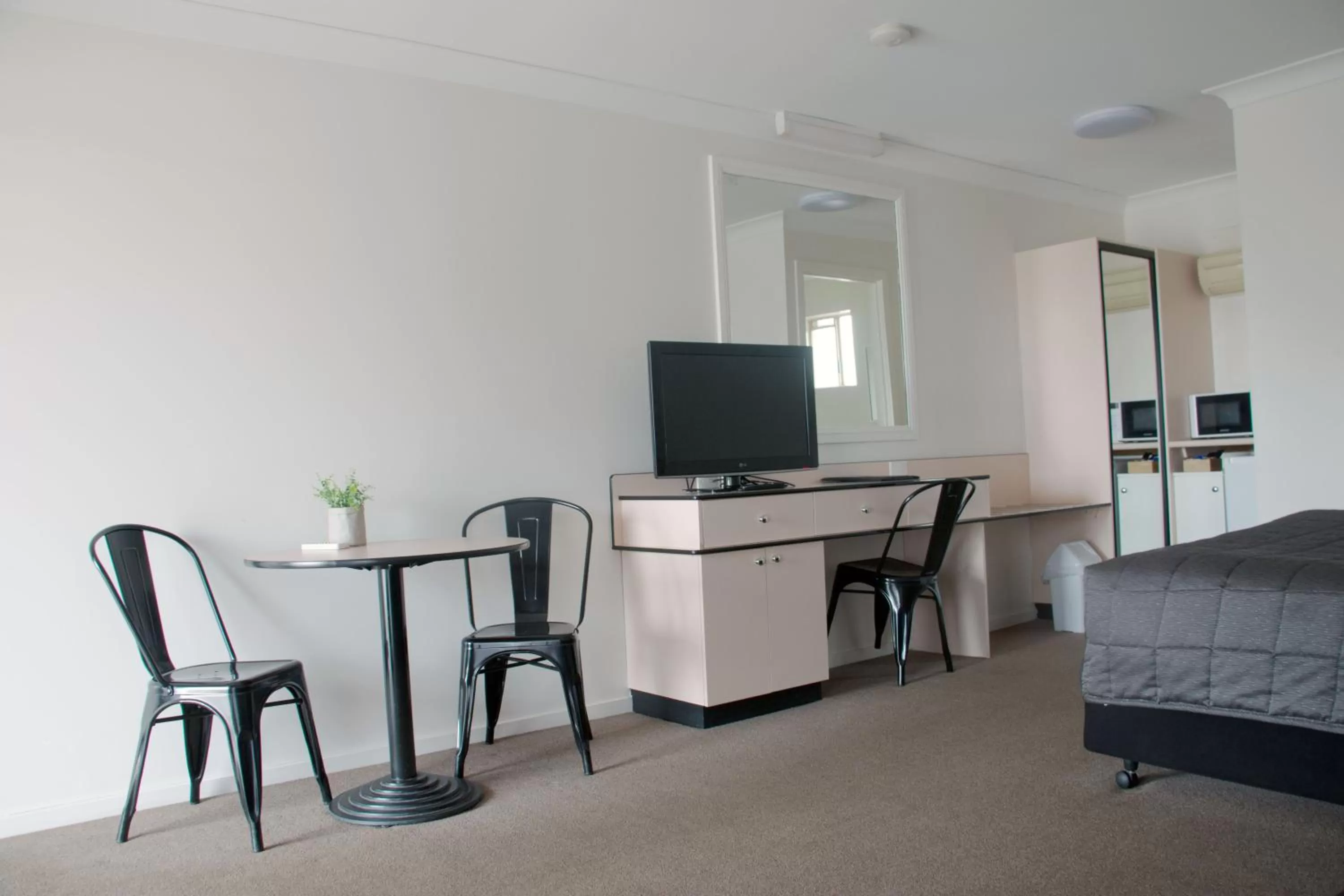 TV and multimedia in Highway Inn Motel