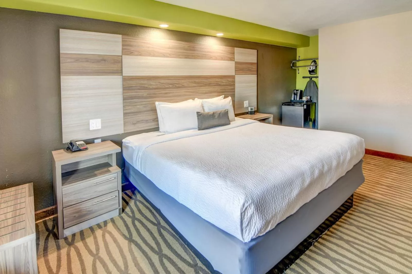 Photo of the whole room, Bed in Seabreeze Inn - Fort Walton