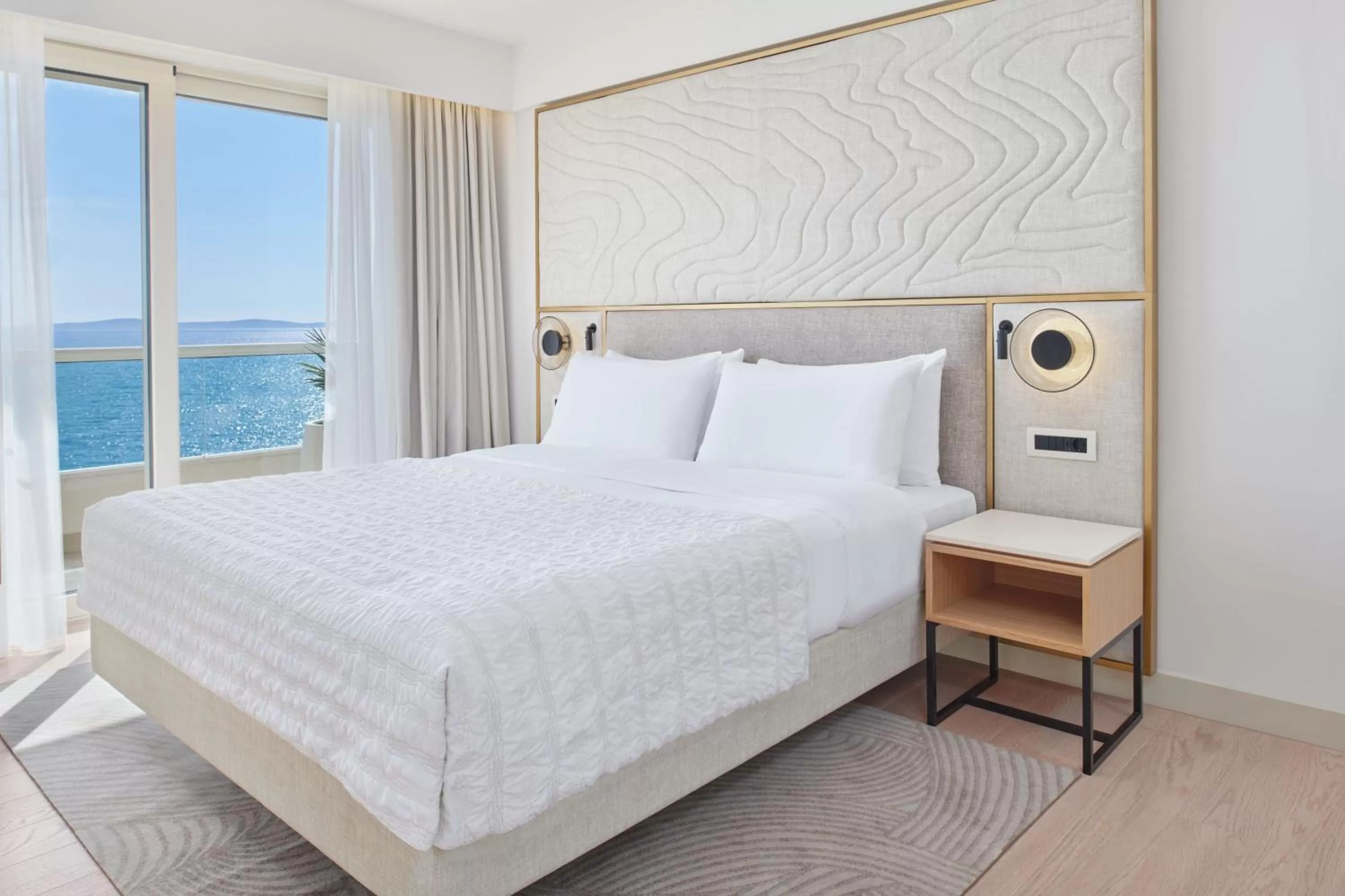 Bedroom, Bed in Le Meridien Lav Split