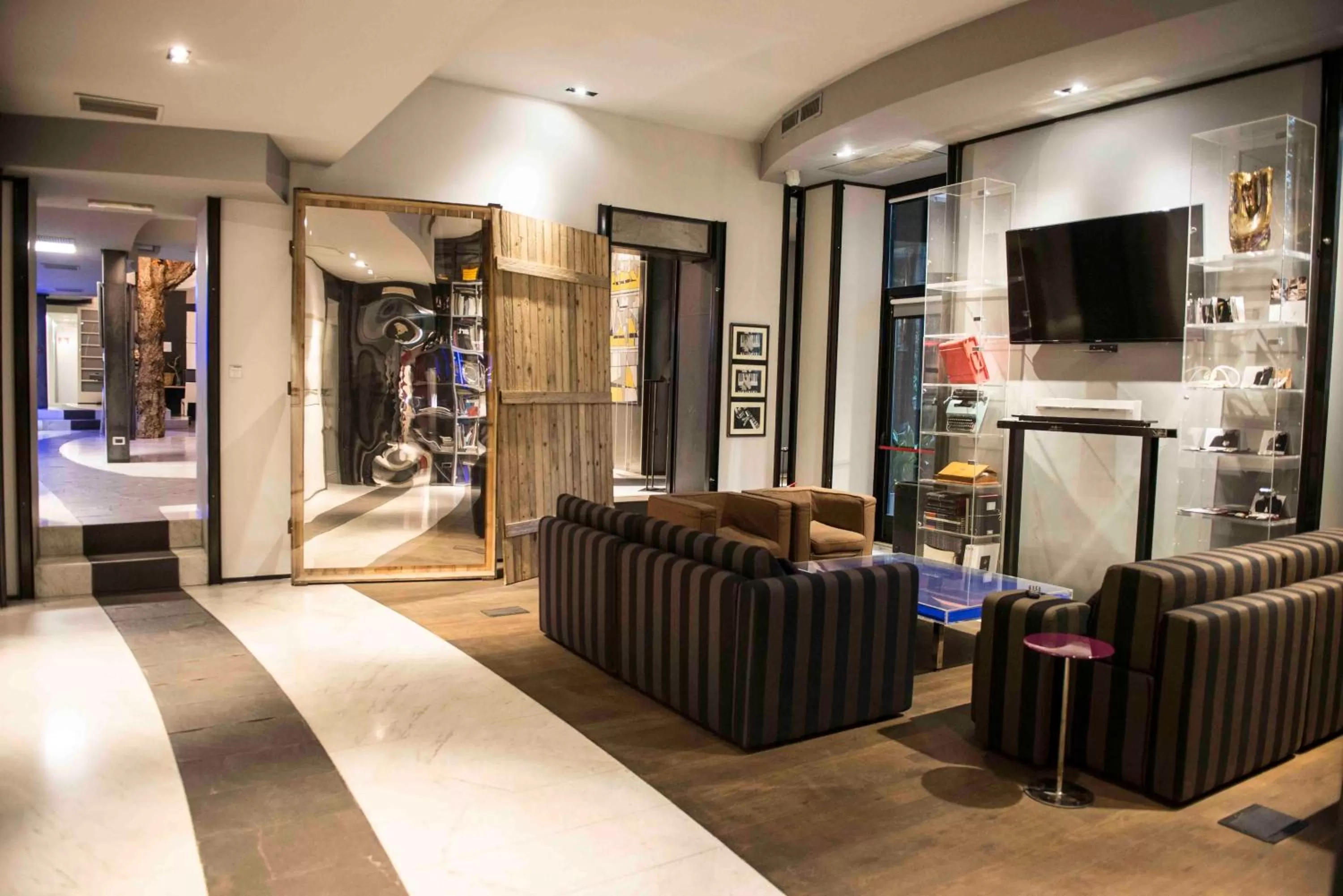 Communal lounge/ TV room in Art Hotel Boston