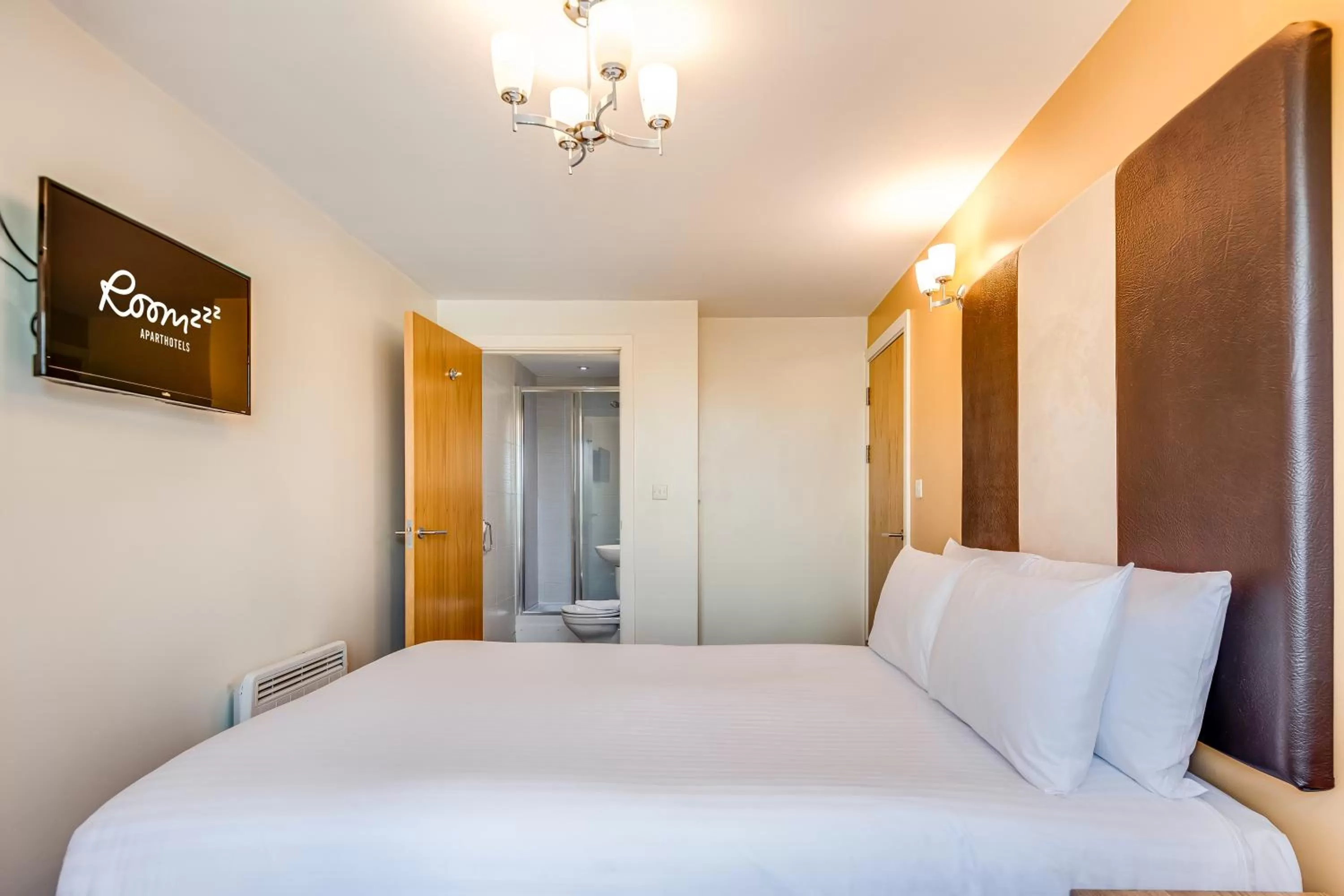 Bedroom, Bed in Roomzzz Leeds Headingley