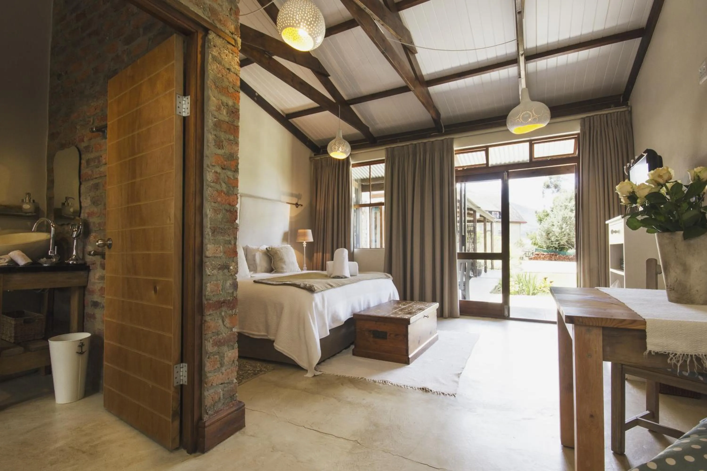 Dining area, Bed in A Hilltop Country Retreat