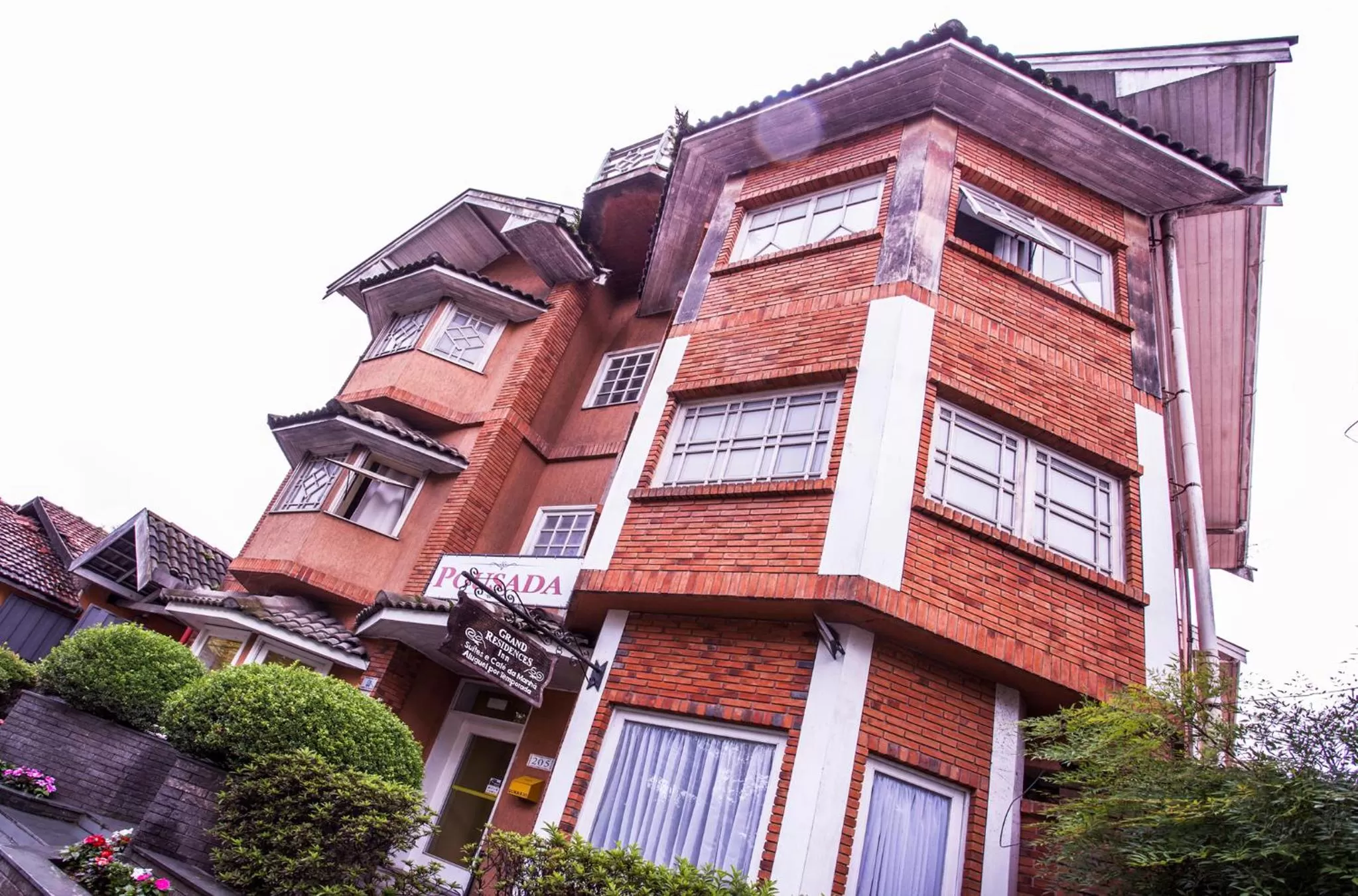 Property building in Grand Residences Pousadas