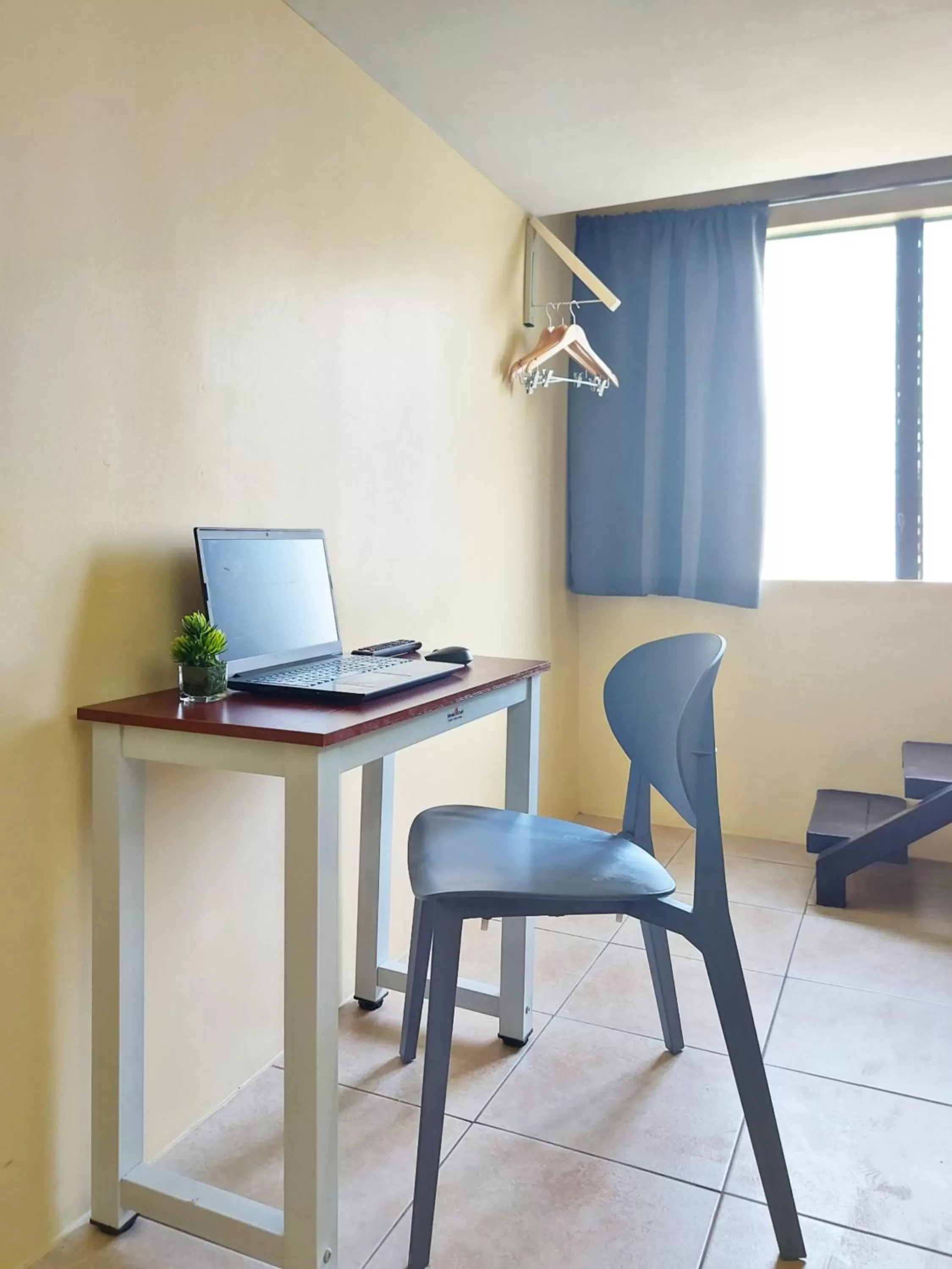 Seating area in airobedz MANILA - A Value Hotel