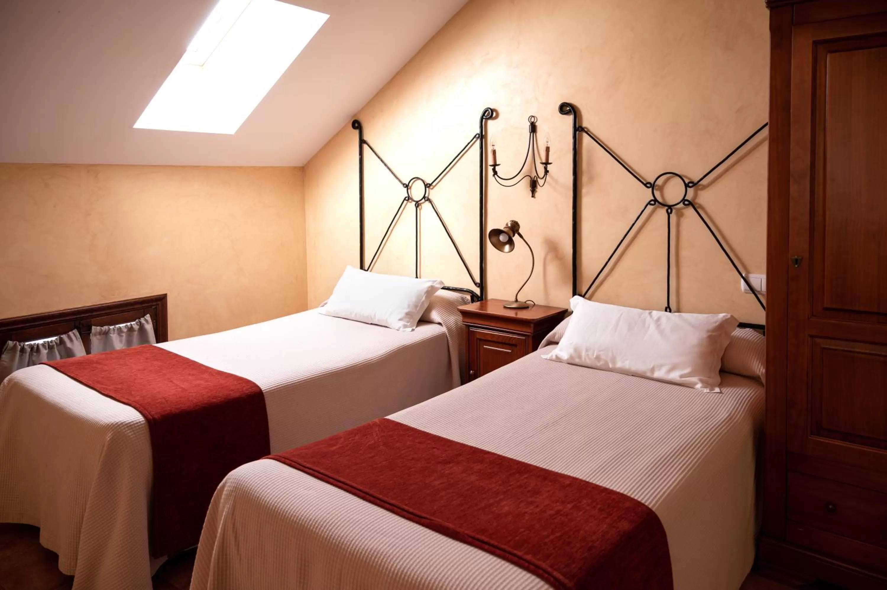 Bedroom, Bed in Jardin de la Abadia, Arroyo de la Encomienda