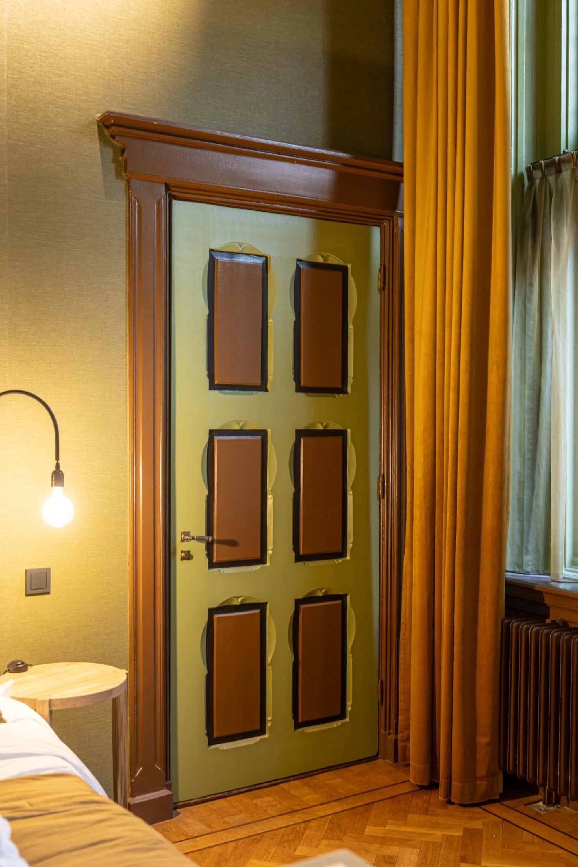 TV/Entertainment Center in Hotel Staatsman