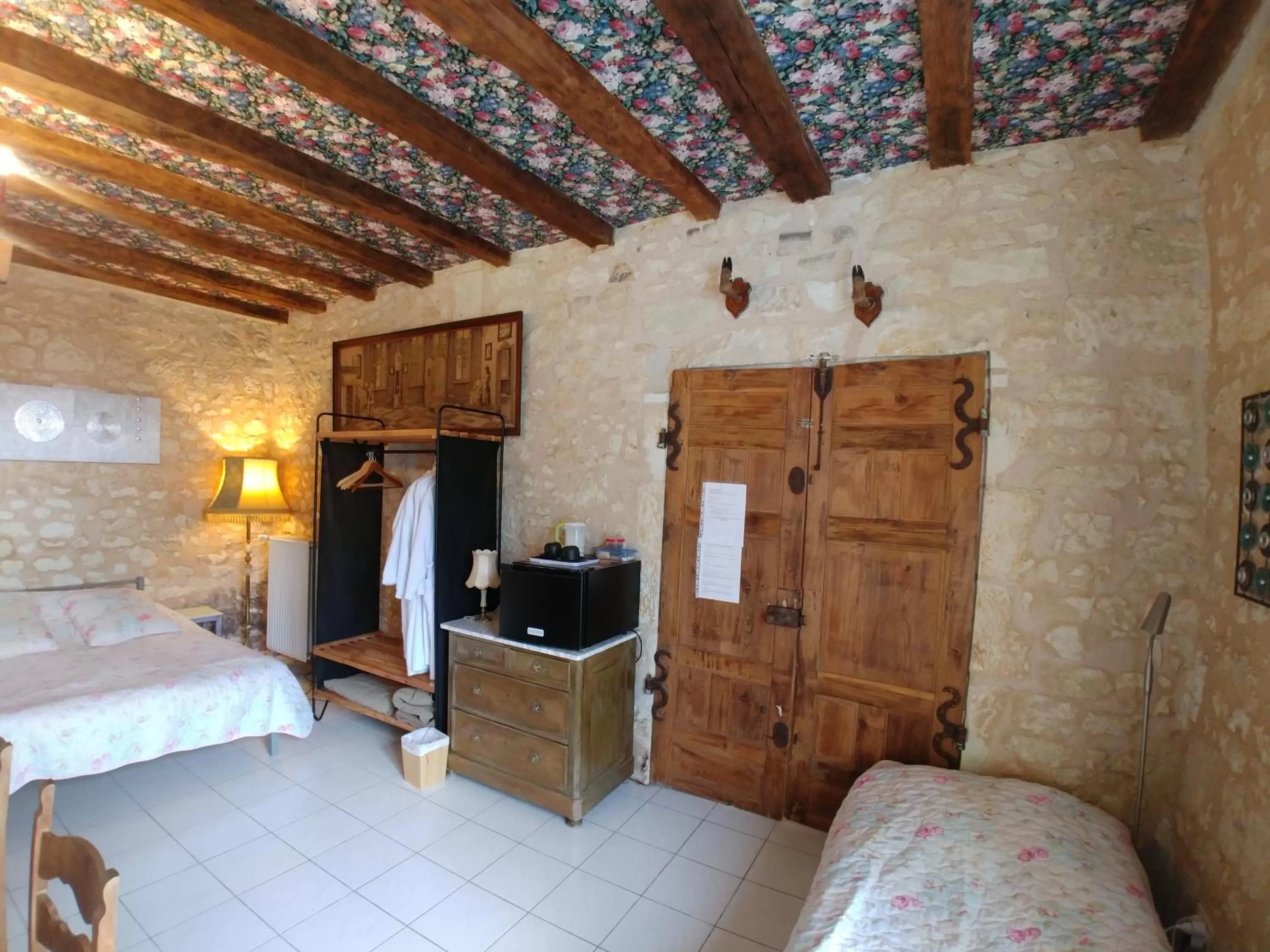 Photo of the whole room, TV/Entertainment Center in Manoir Le Cristal - Futuroscope a petit prix , grandes chambres familiales 5-6 personnes ,