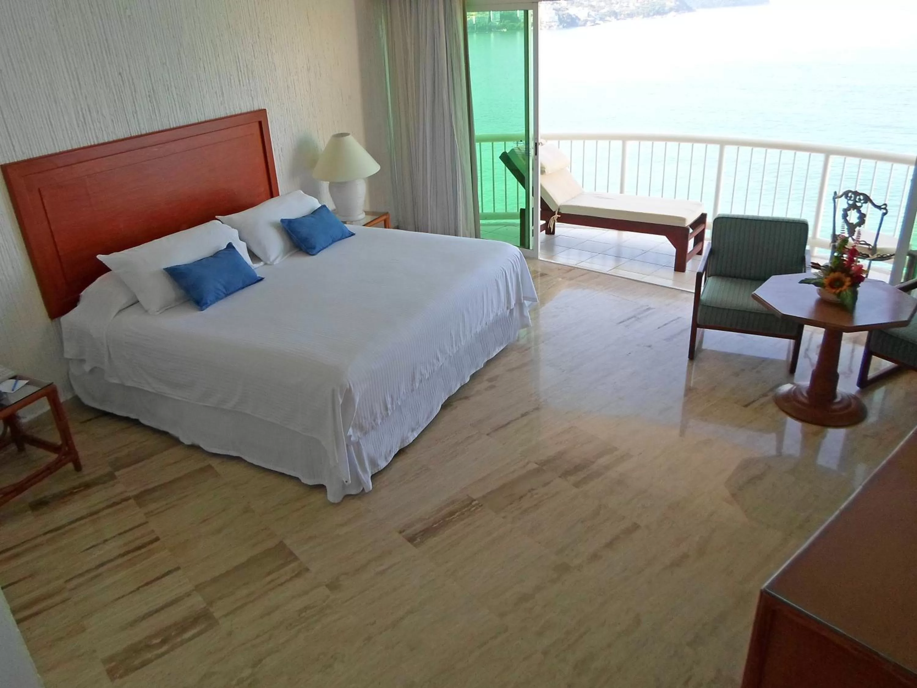 Photo of the whole room in Calinda Beach Acapulco