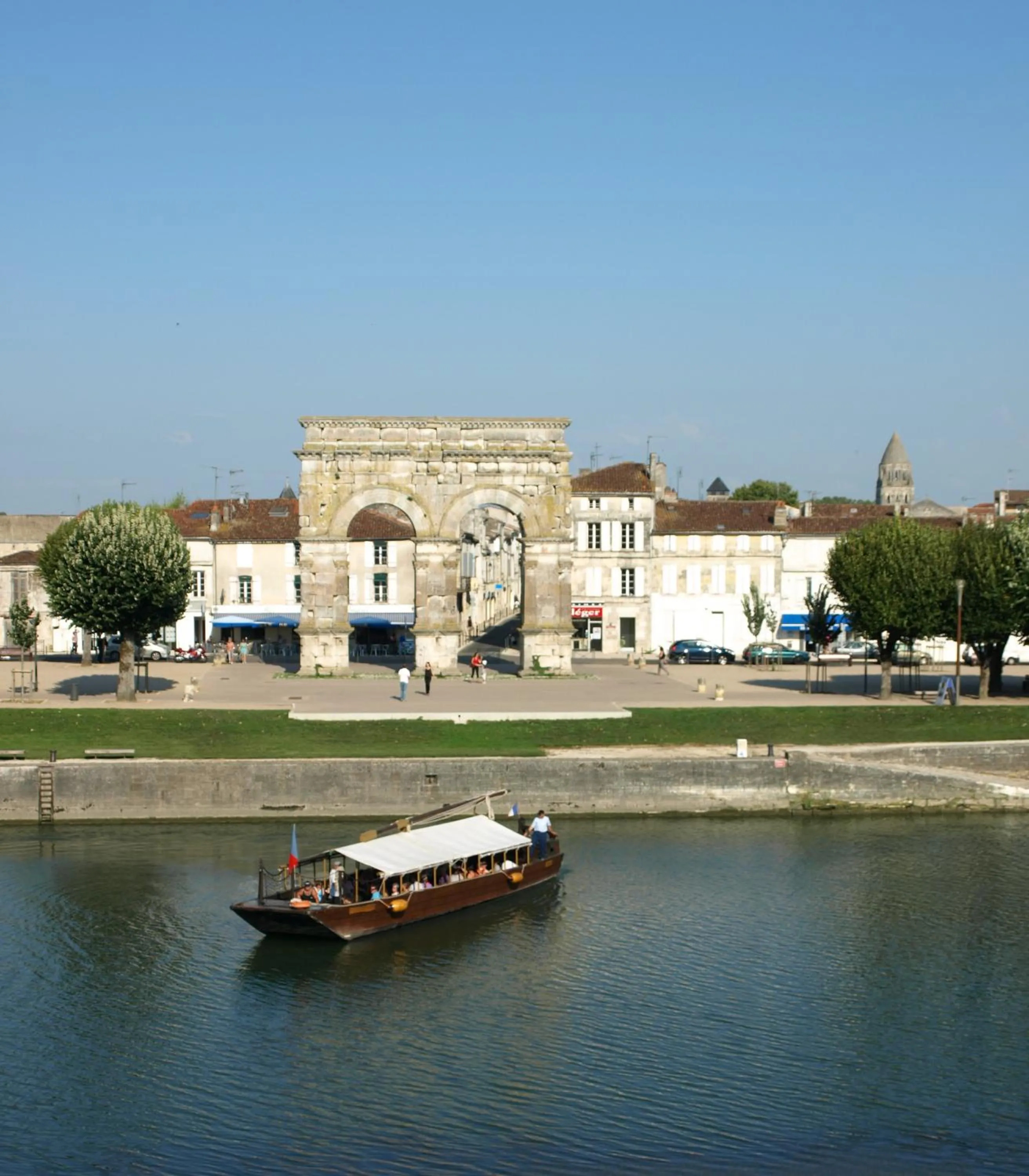 Nearby landmark in The Originals City, Hôtel des Arènes, Saintes