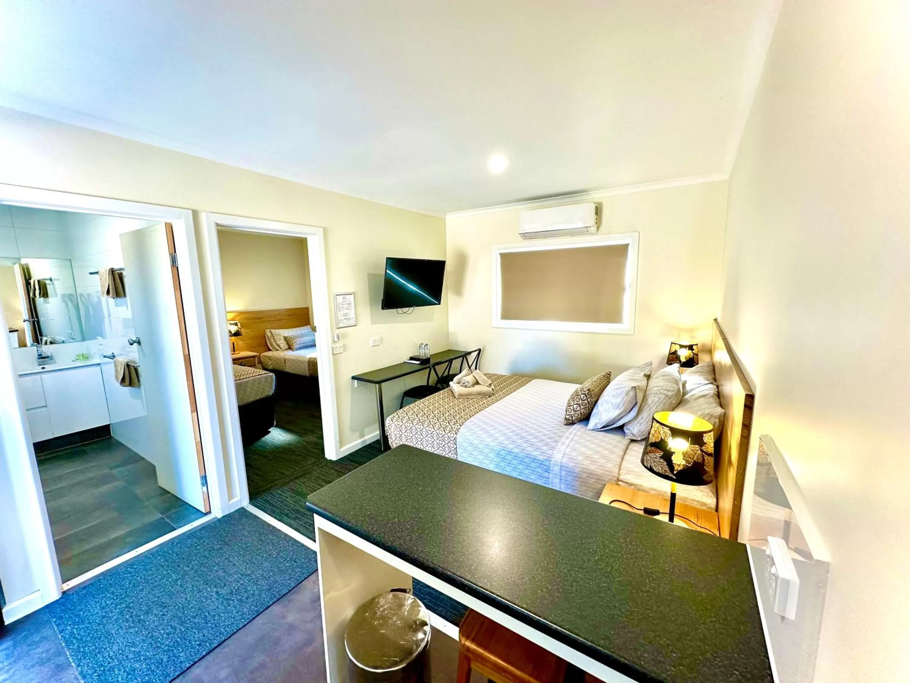 Bed in Auto Lodge Motor Inn