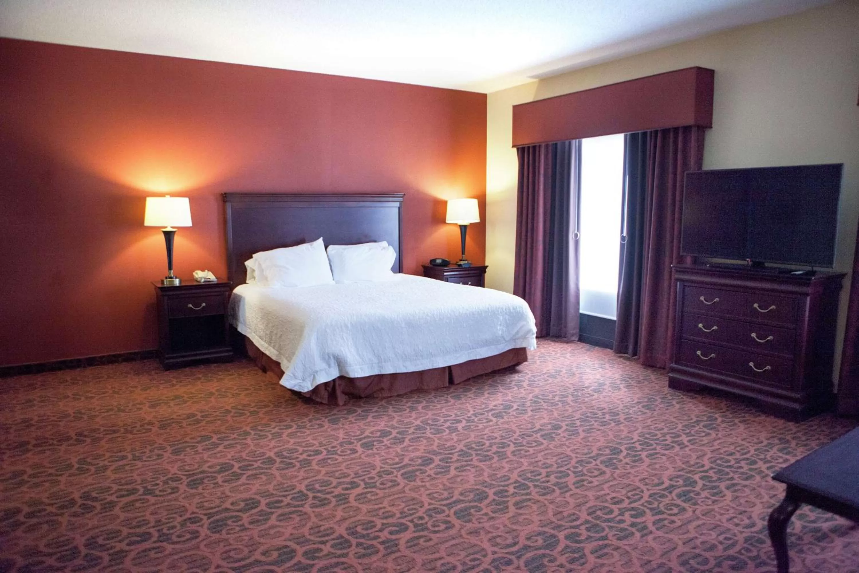 Bedroom, Bed in Hampton Inn Rochester-Webster