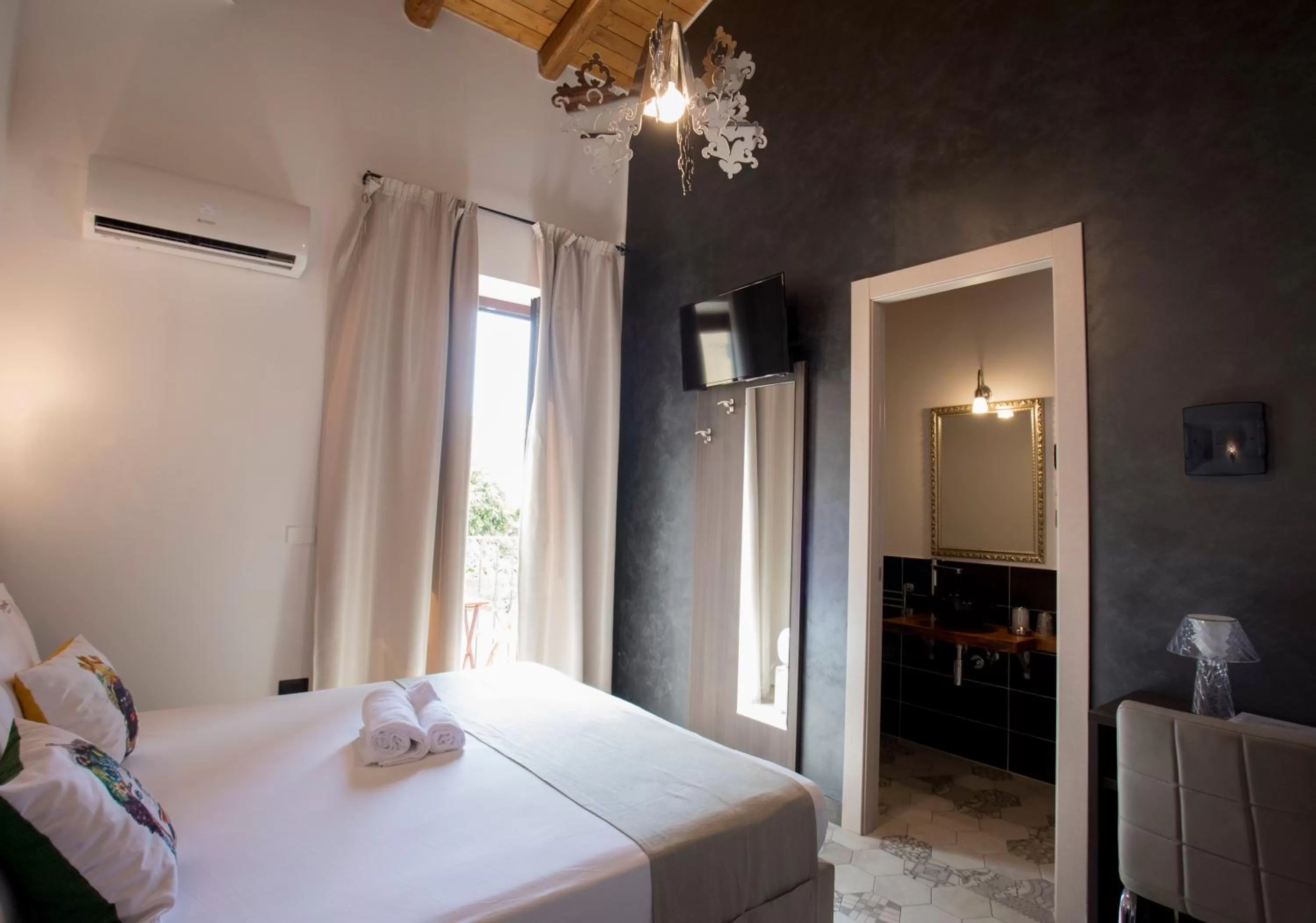 Photo of the whole room, Bed in Alterego B&B